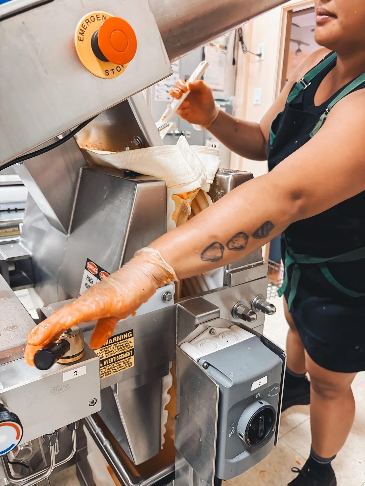 🍊 Juicer in action here! Our @goodnaturepro machine is hard at work many days each week &mdash; and so is our @chefhamachi 💪🏽 pressing great pounds of pure, raw goodness straight from farm to bottle!

Each press, every slow-pour, every drop is mad