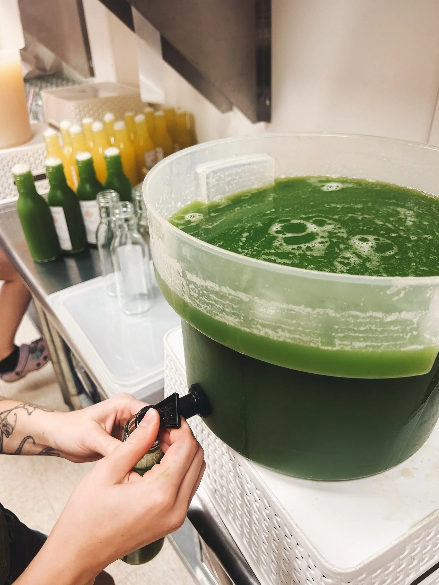 When early Monday morning starts with an empty fridge = we feel the love from the weekend!! 

We&rsquo;re juicing extra today to refill that fridge and help you rebalance and reset after a busy holiday season 💚

Fresh juice, fresh week, fresh energy