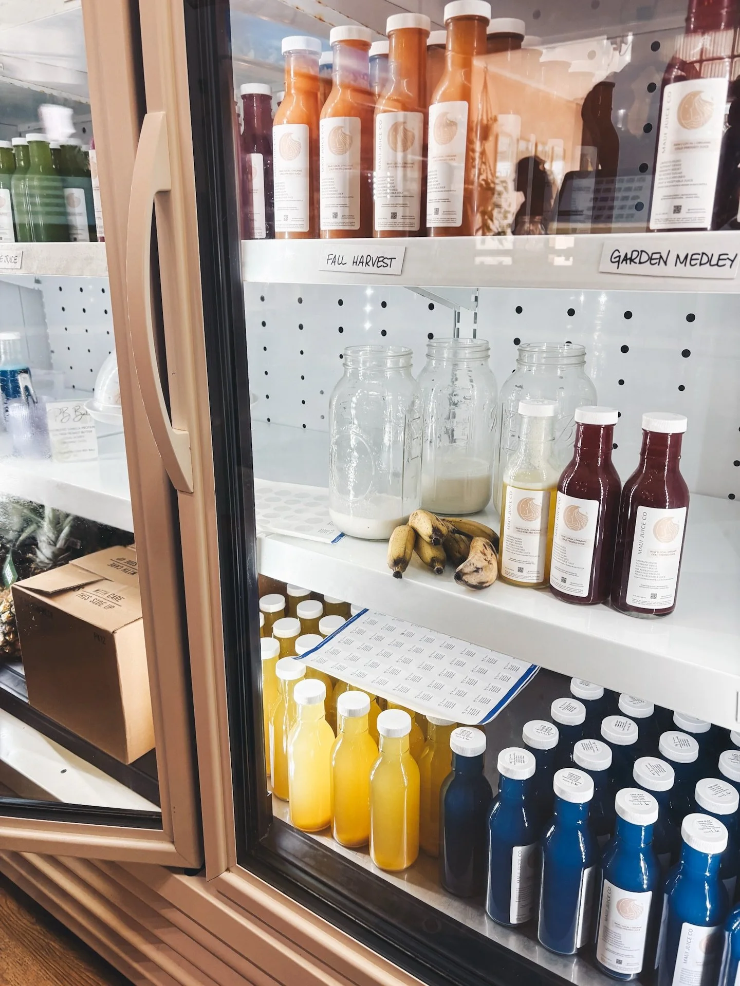 Those busy moments when the juice fridge starts coming undone&mdash;but somehow it&rsquo;s still so beautiful 😅✨ Creamer for our house-made milks, random bananas doing their thang, and nonstop orders everywhere. You kept us busy this holiday season,