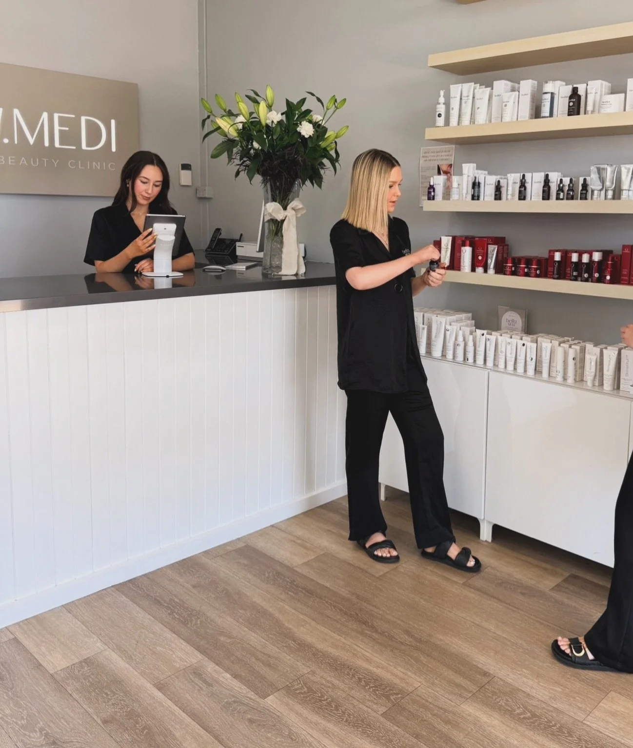 Happy Friday! Just a lil FYI > we&rsquo;re closed Saturday, the team are enjoying a weekend off from salon life!

Milly and Bella have a couple spots left that 👏🏽
Milly - 11.30am &amp; 12.30pm
Bella - 1.00pm &amp; 3.00pm

Make them yours now (fo