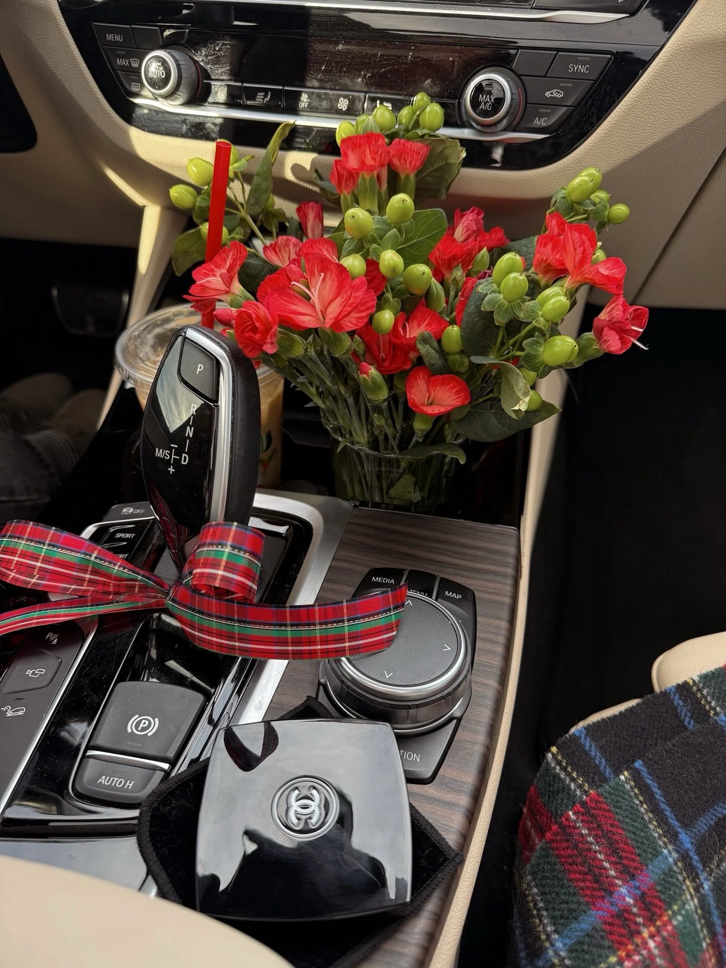 Car flowers always 🫶🏻 #carflowers #cardecor #caraccesories #traderjoesflowers #springflowers