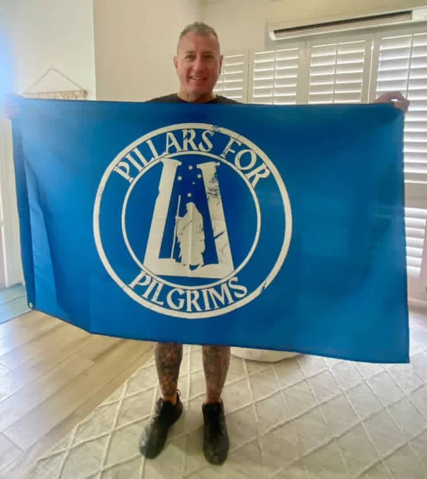 @gooddifferentadventures with their new @pillars4pilgrims flag! Dave and Amanda have supported us since meeting @slotty13 and his wife last year whilst in outback NSW, the interviewed Adam on their YouTube channel, if you haven&rsquo;t seen it, it&rs
