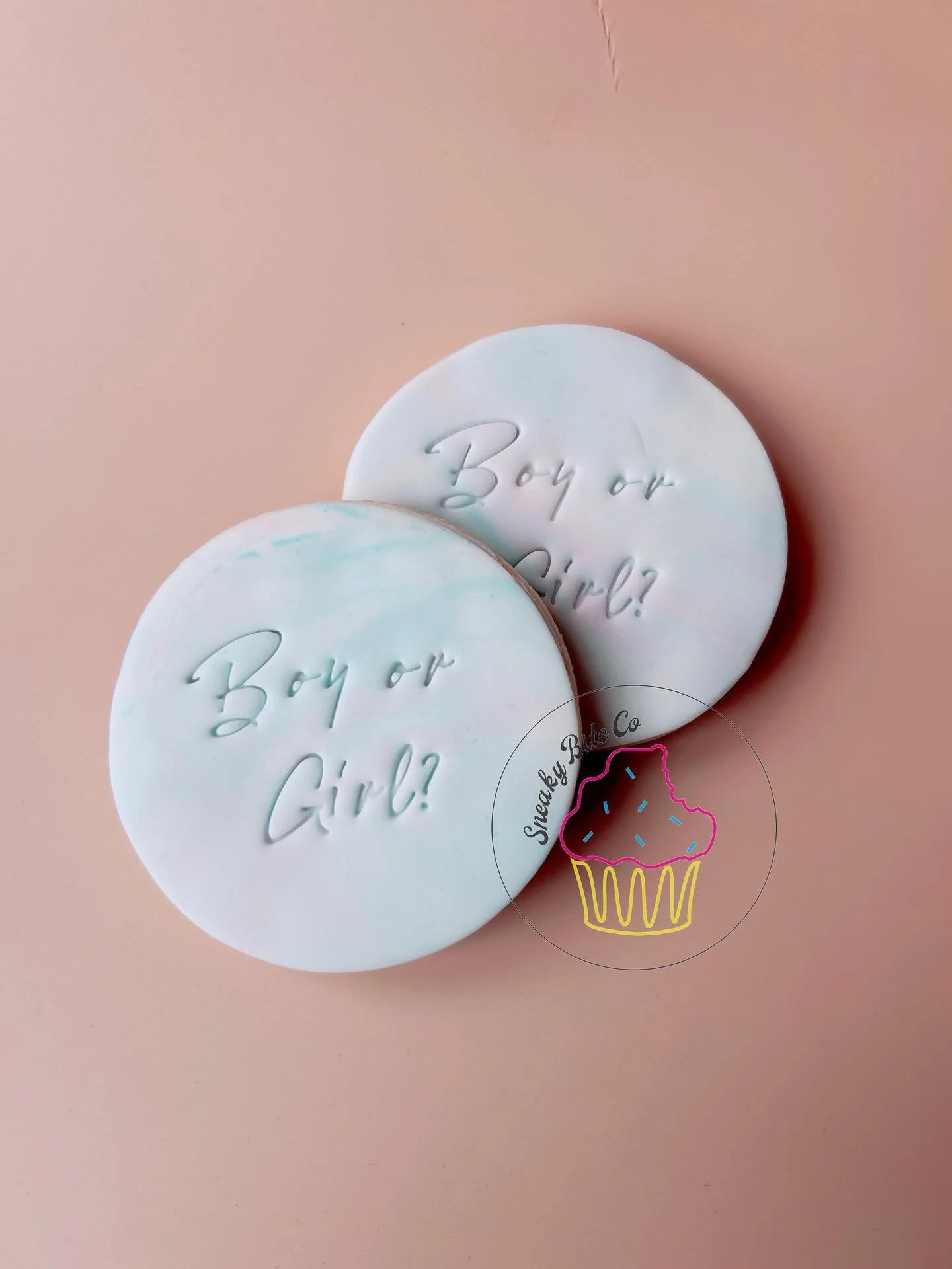 What will it be? The anticipation & the joy. Shared with a delicious cookie for a gender reveal. 🩷🩵
.
.
.
.
.
#genderrevealcookie #genderrevealparty #genderreveal #customcookies #geelongbaker #teesdalebaker #sneakybiteco