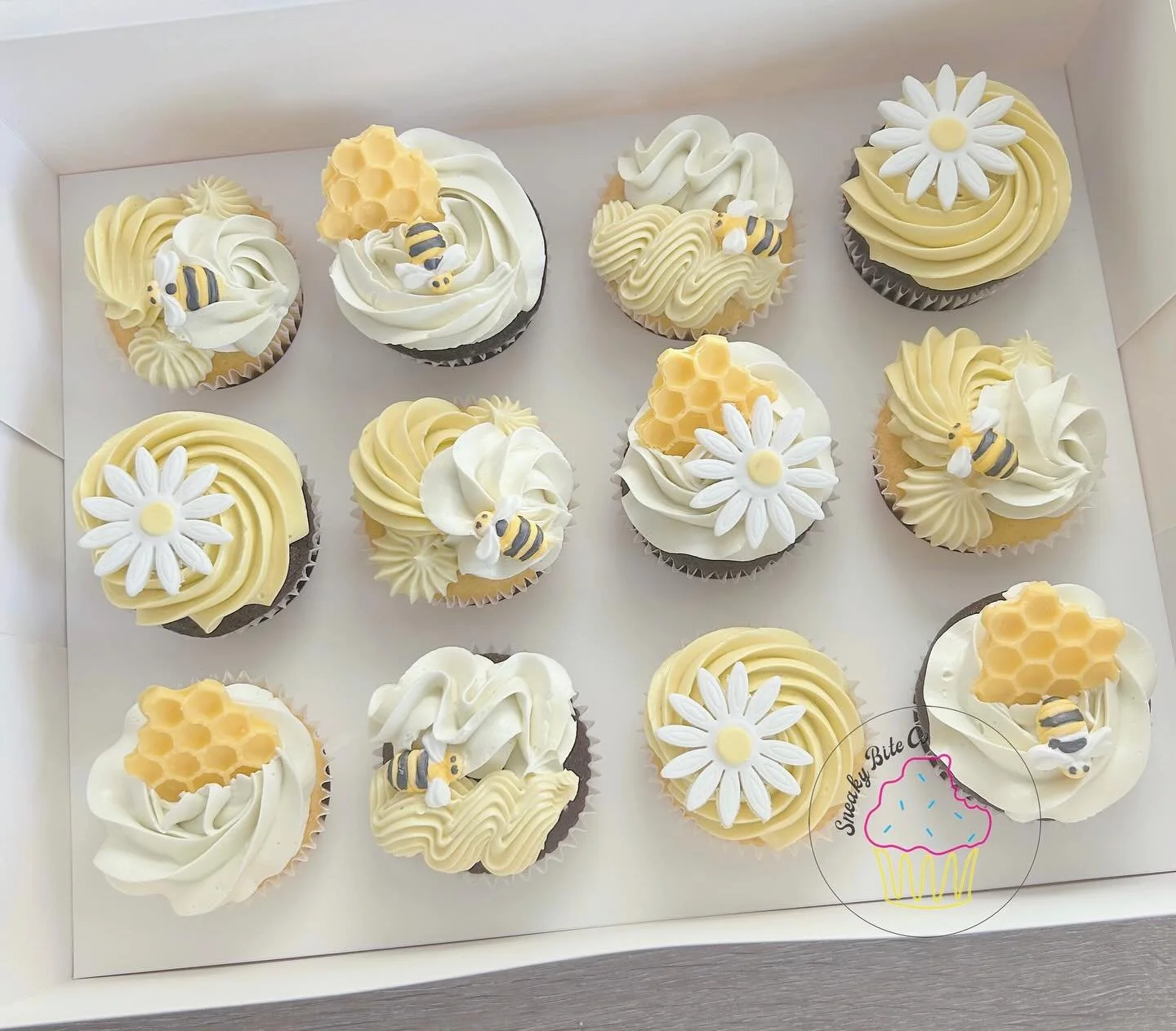 Deliciously sweet little, totally edible, bee worthy, spring flower cupcakes. 🐝🌼
🧁 Chocolate & Vanilla
.
.
.
.
.
#beecupcakes #honeycombcupcakes #floralcupcakes #celebrationcupcakes #geelongbaker #teesdalebaker #sneakybiteco