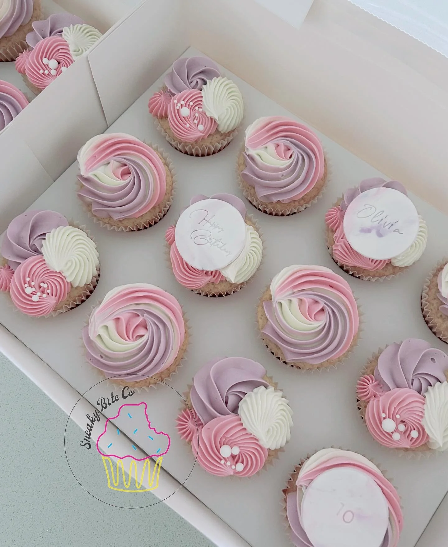Pink & purple cupcakes with matching cookies for Olivia’s double digit era. 🩷🙌🏼💜
🧁 White choc mud.
.
.
.
.
.
#whitechocmud #whitechocolatecupcakes #pinkpurple #pinkpurplecupcakes #pinkpurplecookies #customcookies #customcupcakes #doub