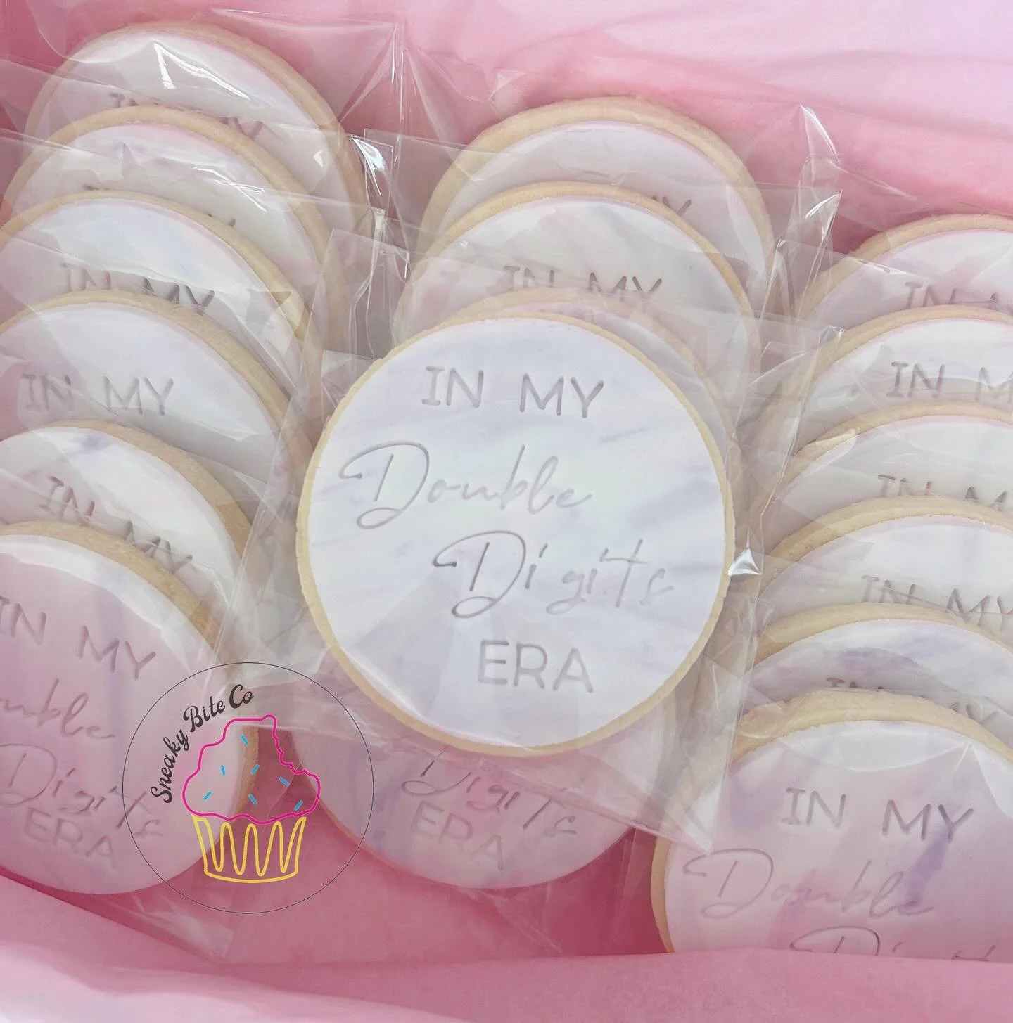 Pink & purple cupcakes with matching cookies for Olivia’s double digit era. 🩷🙌🏼💜
🧁 White choc mud.
.
.
.
.
.
#whitechocmud #whitechocolatecupcakes #pinkpurple #pinkpurplecupcakes #pinkpurplecookies #customcookies #customcupcakes #doub