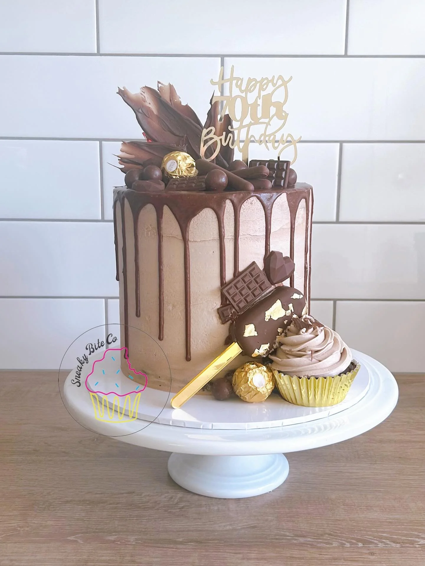 Chocolate overload 70th birthday cake. 🍫
The smell of chocolate on this one&hellip;&hellip; yum! 😚👌🏼

🎂 Chocolate mud
.
.
.
.
.
#70thbirthdaycake #chocolateoverload #goldcake #cakepop #handmadechocolate #sweetcake #geelongcakedesigner #geelongca