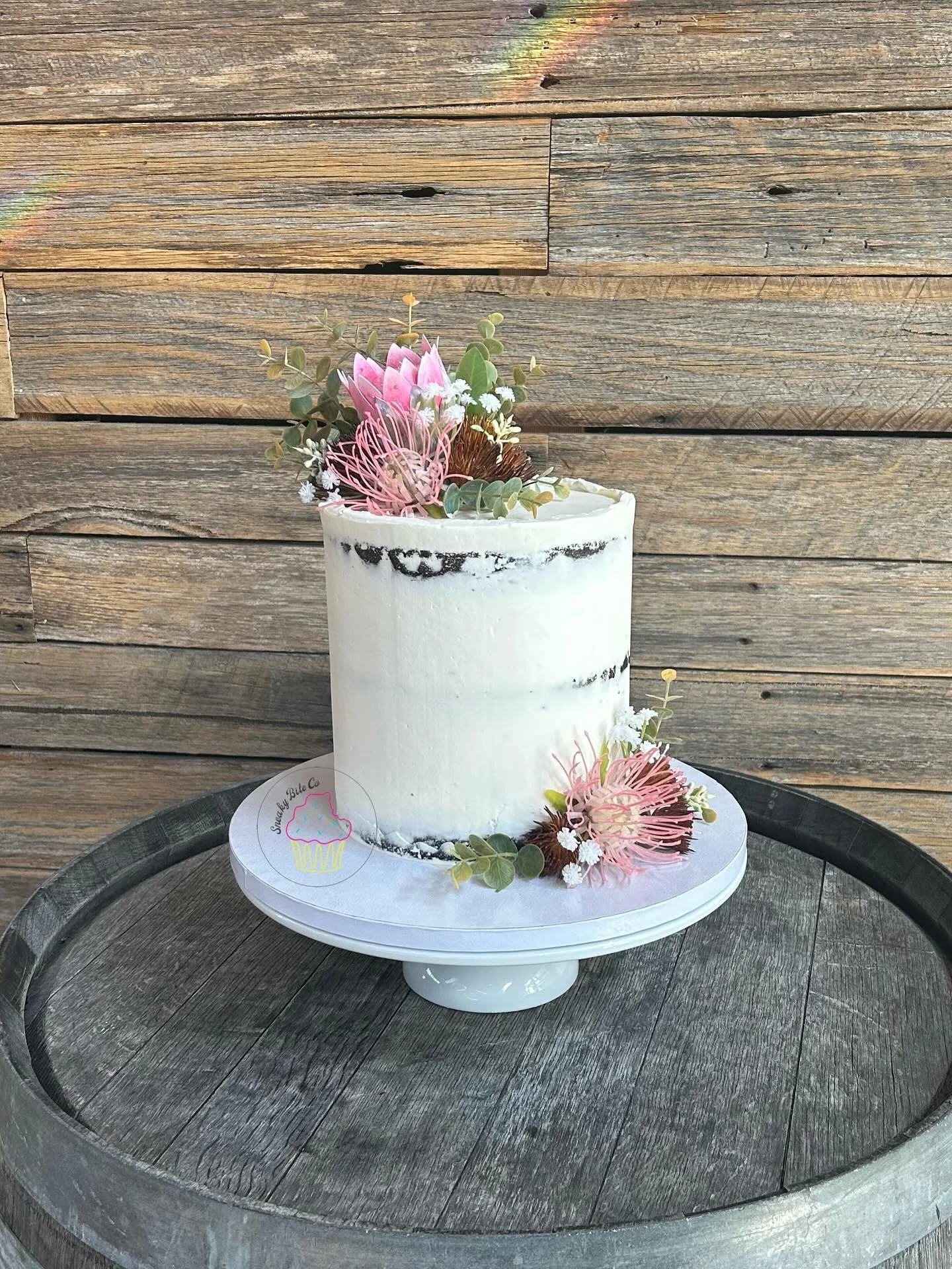 Something to cut and something to share. 💍
The gorgeous couple chose a cutting cake with individual cupcakes for their guests. 🙌🏼🤍

🎂 Chocolate mud
🧁🧁 White choc mud &amp; Chocolate mud.
📍Rocklea Farm Stonehaven
.
.
.
.
.
#weddingcake #semina