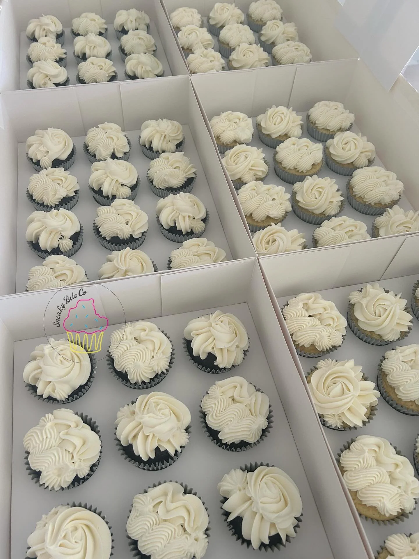 Something to cut and something to share. 💍
The gorgeous couple chose a cutting cake with individual cupcakes for their guests. 🙌🏼🤍

🎂 Chocolate mud
🧁🧁 White choc mud &amp; Chocolate mud.
📍Rocklea Farm Stonehaven
.
.
.
.
.
#weddingcake #semina