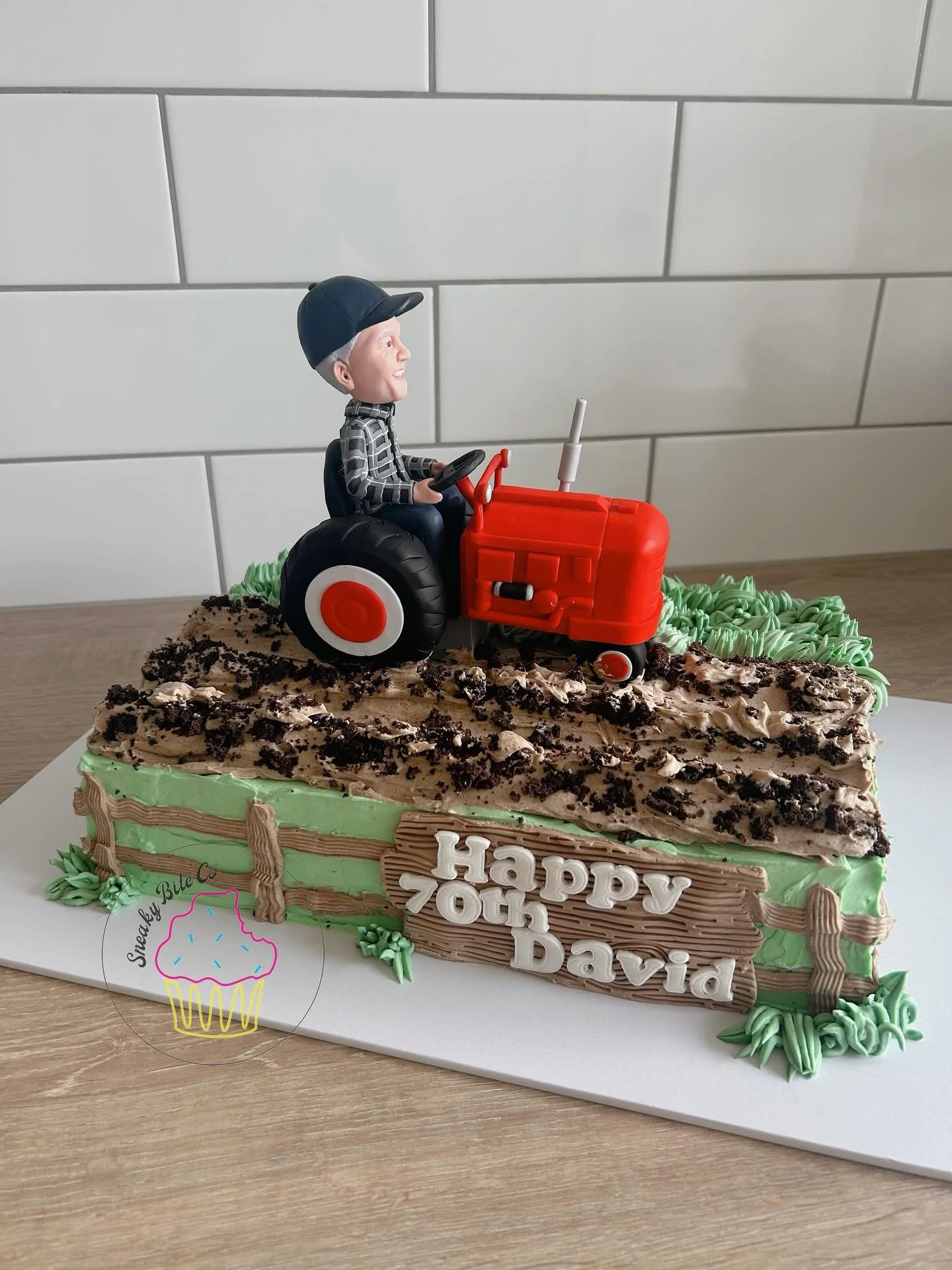 Tractor farm cake with one seriously perfect cake topper. 🙌🏼🚜❤️

I can&rsquo;t take any credit for the topper, as it&rsquo;s one seriously awesome Bobblehead supplied by the client. 🤩

🎂 Chocolate mud
.
.
.
.
.
#tractorcake #farmcake #furrowedfi
