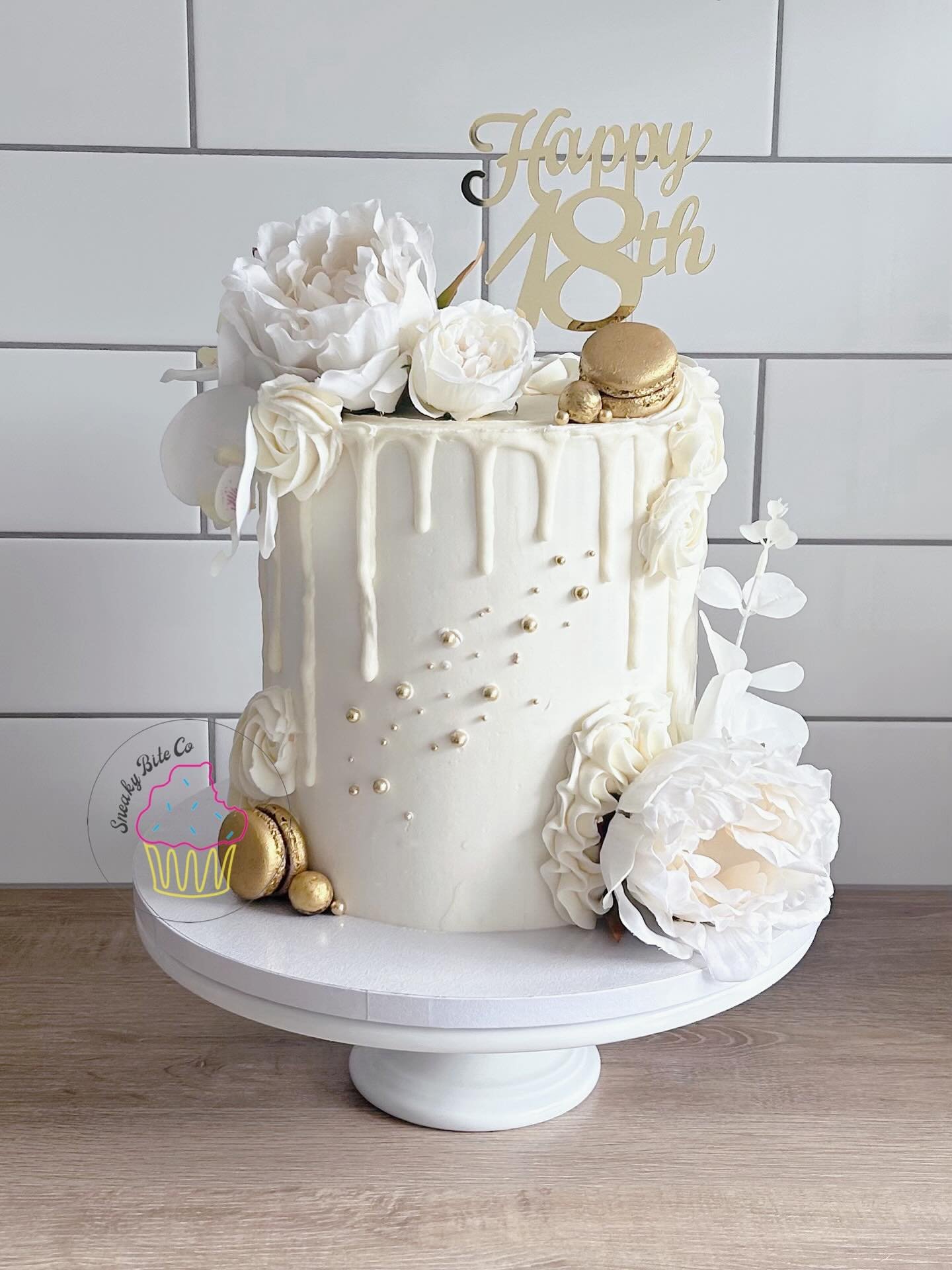 Some elegant florals and a touch of gold for this 18th birthday celebration. 🤍✨

🎂 Chocolate mud
🧁 Vanilla and chocolate 
.
.
.
.
.
#18birthday #18birthdaycake #whitegoldcake #whitefloralcake #whitecupcakes #goldpearls #18thparty #geelongcakedesig
