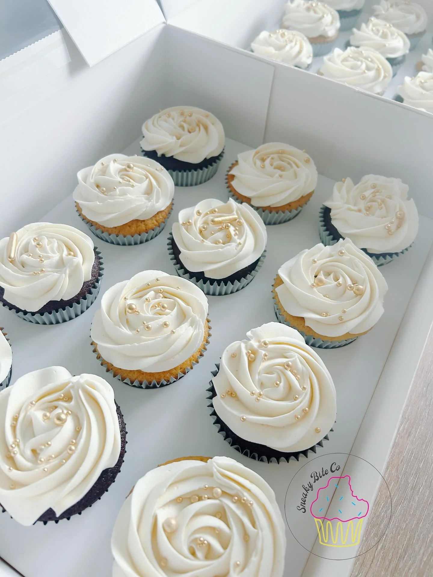 Some elegant florals and a touch of gold for this 18th birthday celebration. 🤍✨

🎂 Chocolate mud
🧁 Vanilla and chocolate 
.
.
.
.
.
#18birthday #18birthdaycake #whitegoldcake #whitefloralcake #whitecupcakes #goldpearls #18thparty #geelongcakedesig