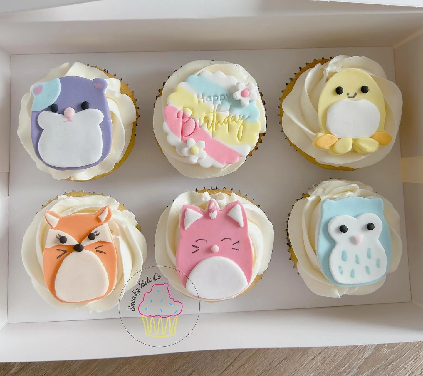 Squishmallow cupcakes with handmade toppers. So cute! 😍
.
.
.
.
.
#squishmallow #squishmallowcupcakes #slumberparty #birthdaycupcakes #geelongbaker #teesdalebaker #sneakybiteco