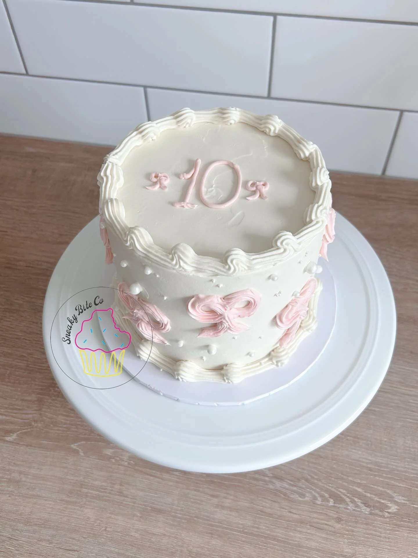 Pink bows and pearls with the sweetest of surprises waiting inside. 🎀🍬🤗

🎂 Chocolate
.
.
.
.
.
#pinkbowscake #pearlsandbows🎀 #customcakedesigner #sweetfilledcake #candycentrecake #lollyfilledcake #geelongcakedesigner #geelongbaker #teesdalebaker