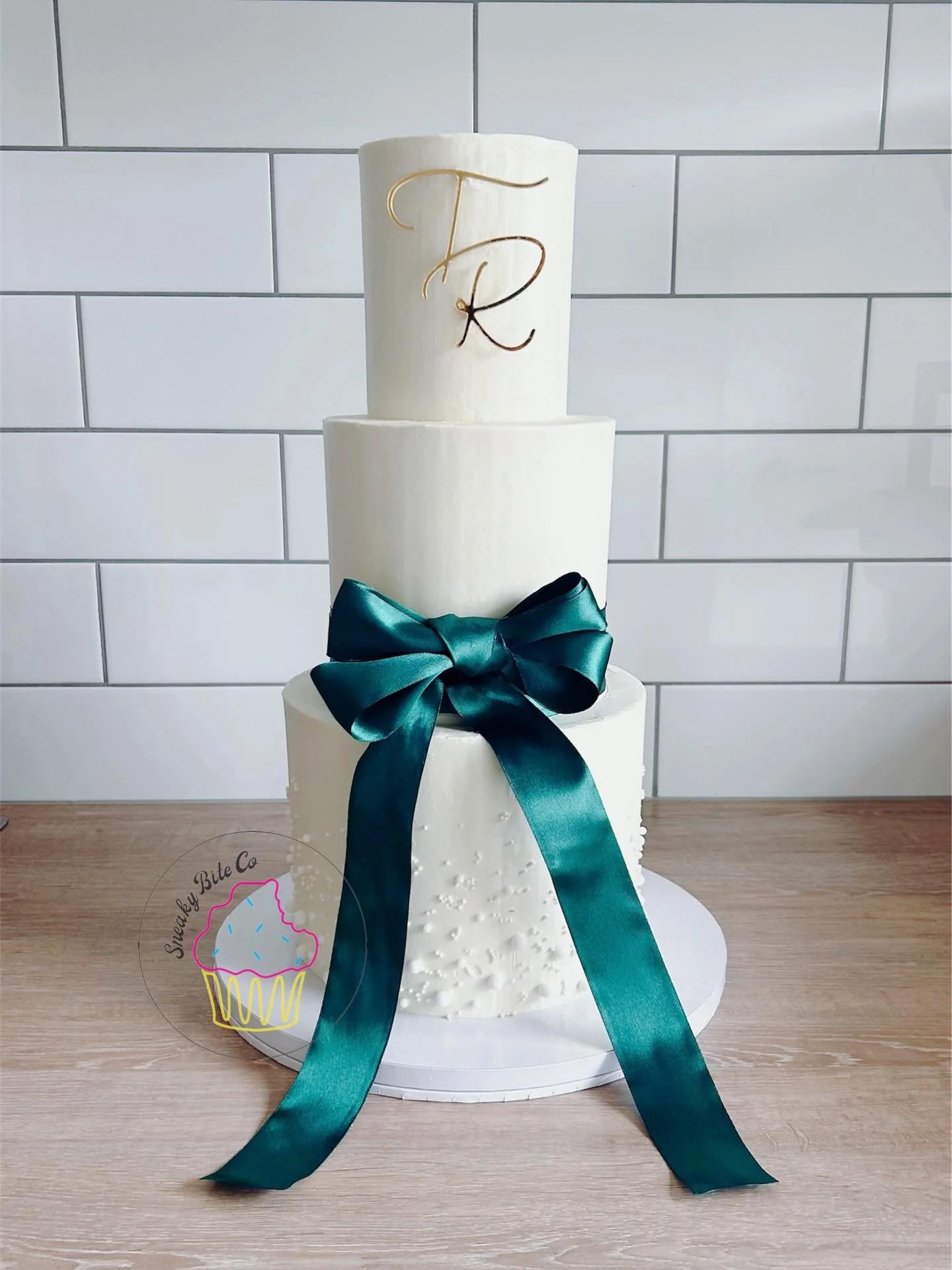 Tina &amp; Rory&rsquo;s stunning farm wedding, also included this beautiful three tier wedding cake. 🫶🏼🎂

🎂 White choc &amp; raspberries mud.
🎨 Gold acrylic topper @lainkdesign 
👩🏻&zwj;💼 Event co-ordinator extraordinaire - Events with Amie  @