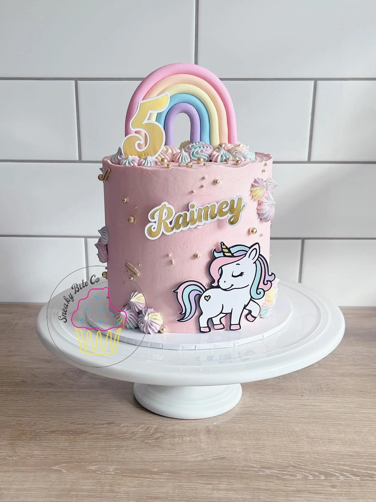 Raimey&rsquo;s birthday cake brief:
🦄 Unicorn ✅
🌈 Rainbow ✅
✨ Sparkles ✅

Mission accomplished Raimey. 😃👍🏼

🎂 White chocolate &amp; raspberries mud.
.
.
.
.
.
#unicorncake #rainbowcake #unicornrainbowcake #custommadecakes #geelongcakes #5thbirt