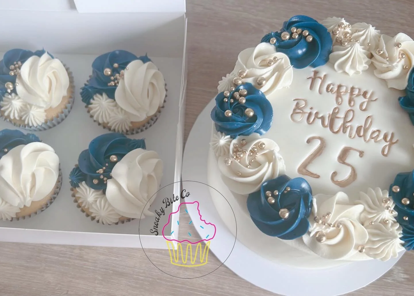 Navy, white &amp; gold 25th birthday celebration cake. With matching cupcakes. 💙✨🤍

🎂 Chocolate
🧁 Vanilla
.
.
.
.
.
#navywhitecake #navywhitecupcakes #geelongcakes #teesdalebaker #sneakybiteco