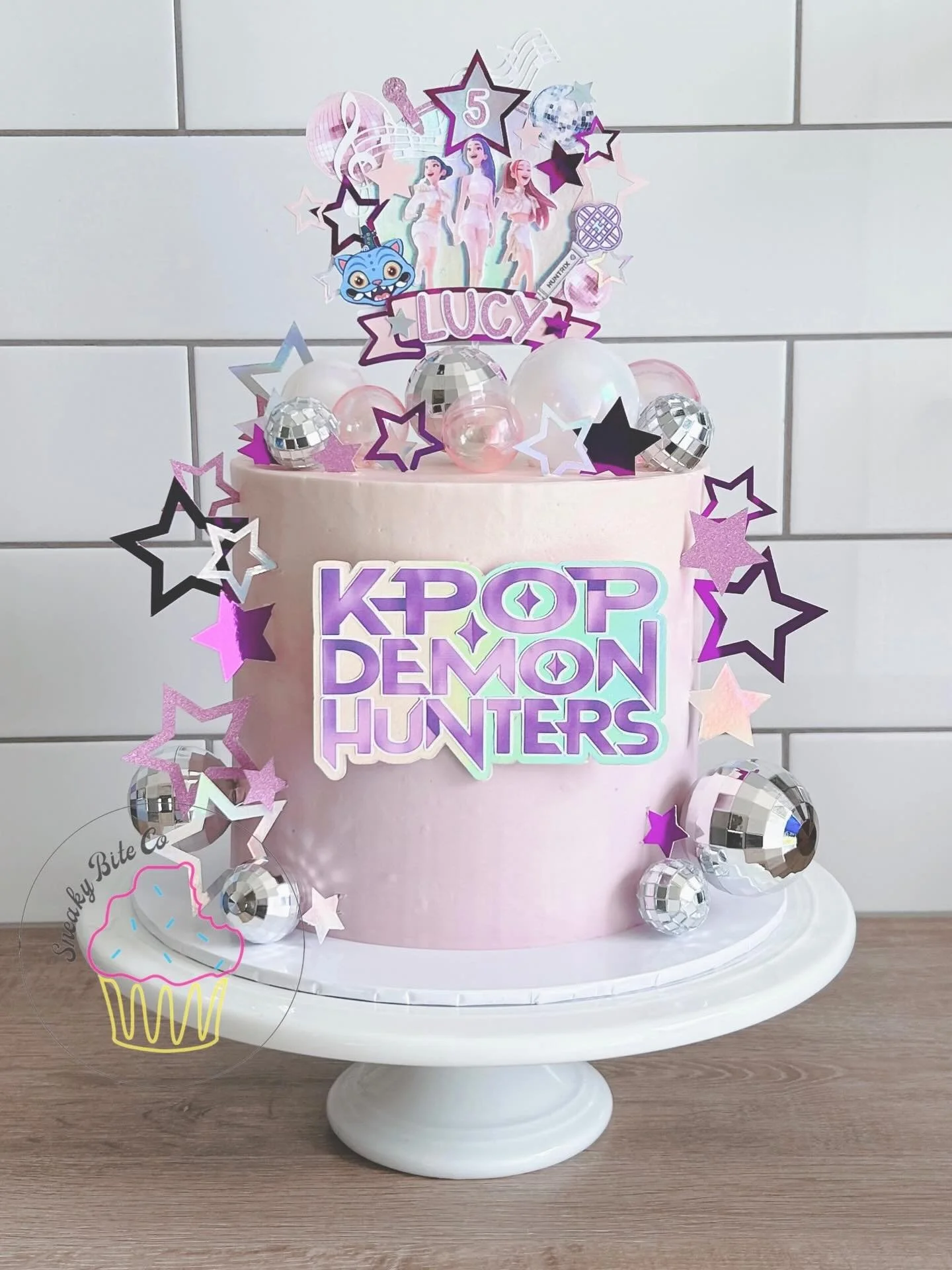 Lucy celebrated her 5th birthday with a Huntrix K-Pop Demon Hunters inspired cake. 🩷🎤✨🎧🪩💜

🎂 Chocolate
.
.
.
.
.
#huntrix #kpopdemonhunters #geelongcakes #sneakybiteco #teesdalebaker
