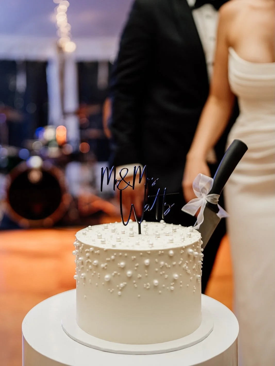 Mr &amp; Mrs Watts 🤍🎂🖤 Stunning!

📸@michaelrengaweddings

Backyard weddings take on a whole different perspective, when you live in such a beautiful part of the world. 🙌🏼

🎂 White chocolate mud.
.
.
.
.
.
#weddingcake #geelongwedding #geelongc