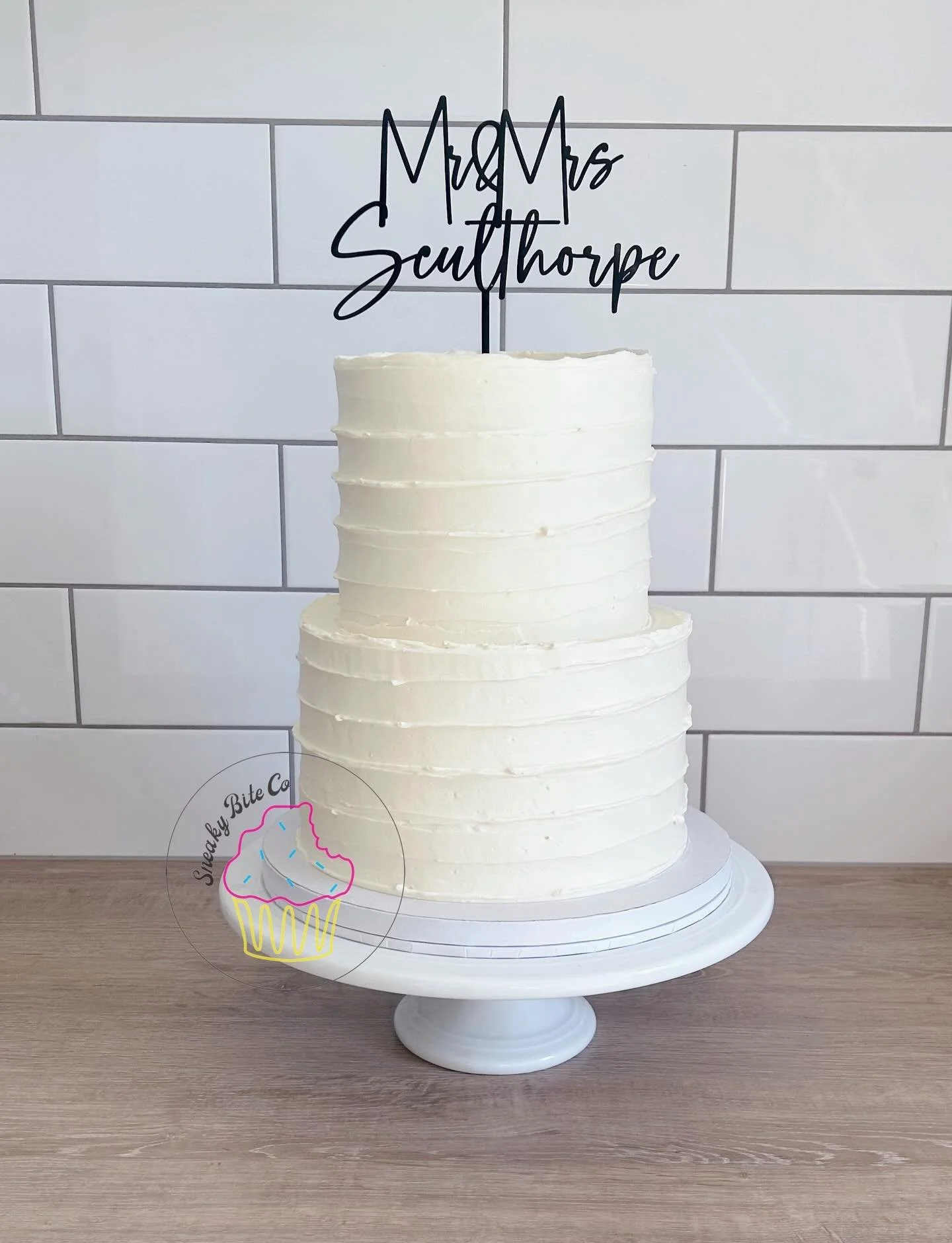 Just gorgeous! 💍
Two beautiful people tied the knot with a two tier wedding cake, matching cupcakes &amp; personalised gift cookies for the guests. 🤍🖤

🎂 Vanilla mud with Oreo cream filling.
🧁 Vanilla mud.

📍@industrie26

.
.
.
.
.
#twotierwedd