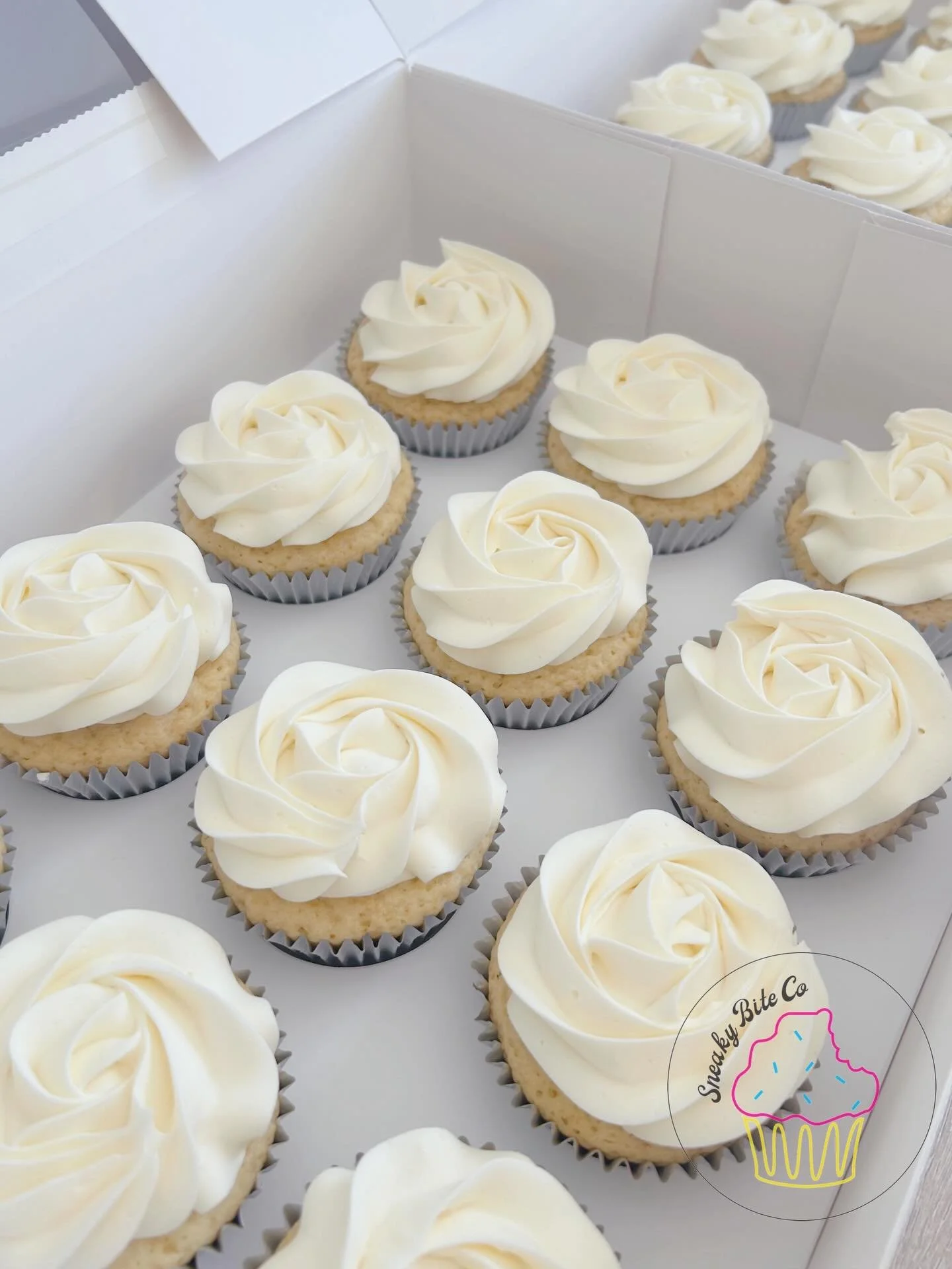 Just gorgeous! 💍
Two beautiful people tied the knot with a two tier wedding cake, matching cupcakes &amp; personalised gift cookies for the guests. 🤍🖤

🎂 Vanilla mud with Oreo cream filling.
🧁 Vanilla mud.

📍@industrie26

.
.
.
.
.
#twotierwedd