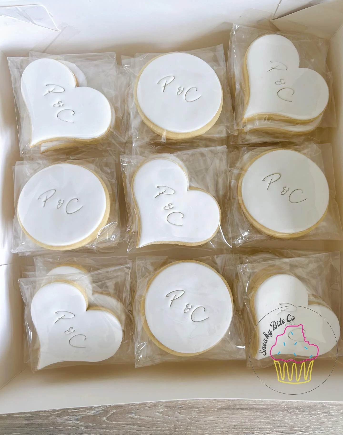 Wedding cake, matching cupcakes &amp; personalised gift cookies for the guests. 💍🤍🖤

🎂 Vanilla mud with Oreo cream filling.
🧁 Vanilla mud.

📍@industrie26

.
.
.
.
.
#twotierweddingcake #weddingcupcakes #weddingcookies #sneakybiteco #teesdalebak