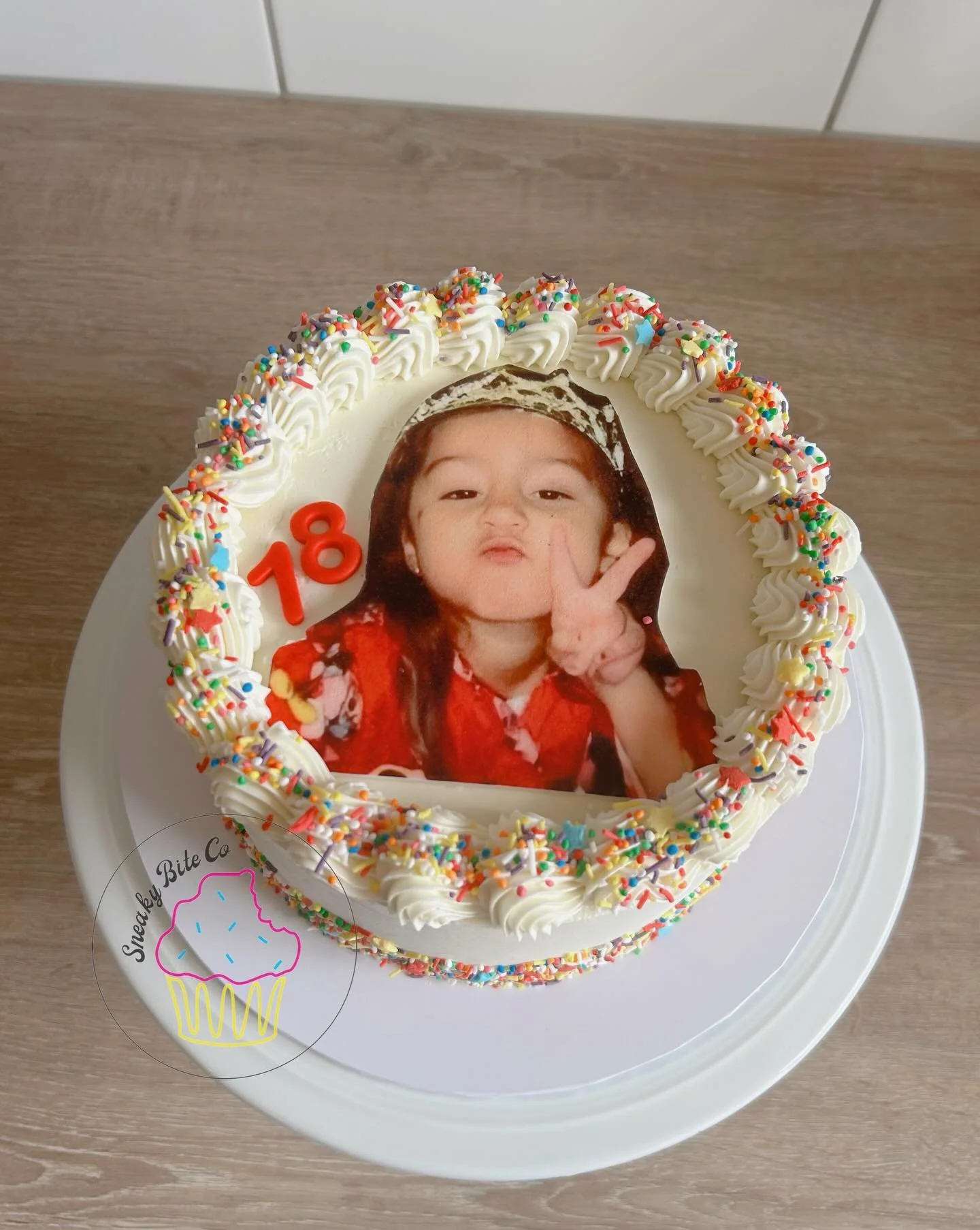 18 &amp; full of life! How bloody cute is she btw?! 😚✌🏼❤️

🎂 Chocolate mud.
.
.
.
.
.
#photoprintcake #18thbirthdaycake #geelongcakes #teesdalebaker #sneakybiteco