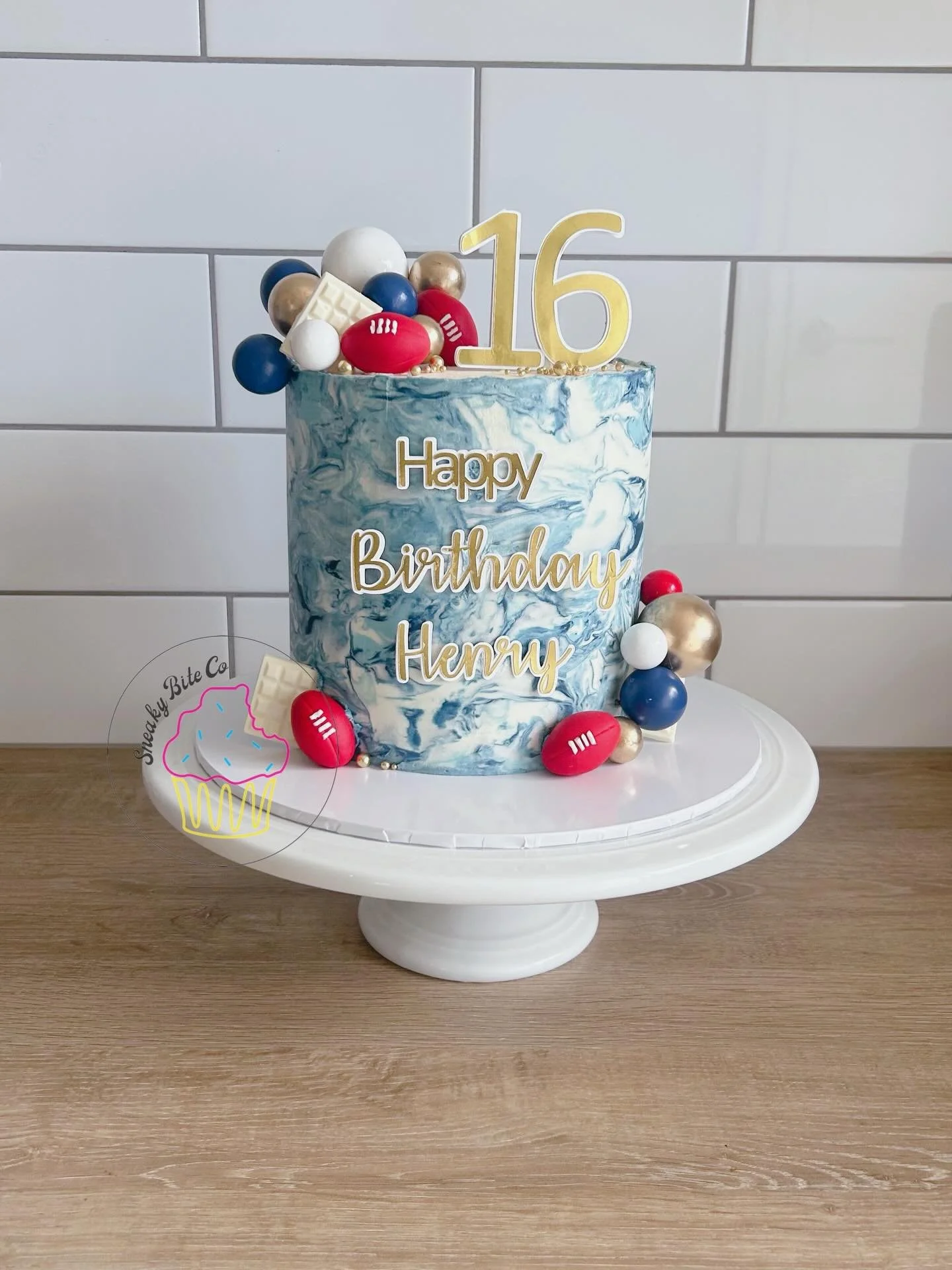 Marbled blues with mini footys. Henry&rsquo;s 16th birthday cake. 

🎂 White chocolate with raspberries.
.
.
.
.
.
#16thbirthdaycake #footballcake #geelongcakes #teesdalebaker #sneakybiteco