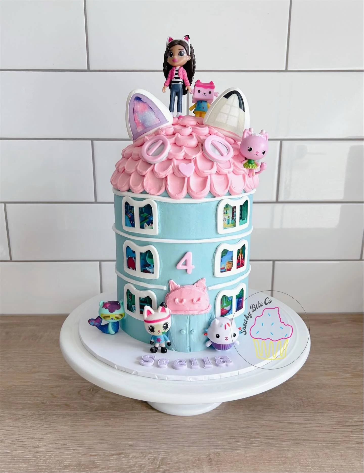 Hey Gabby! Take us to the dollhouse!
Stella got her very own edible Gabby Dollhouse with matching cupcakes.
🎉📦🏡

🎂 White choc mud.
🧁 Vanilla &amp; Chocolate.
* Figures supplied by customer.
.
.
.
.
.
#gabbysdollhousecake #gabbysdollhousecupcakes