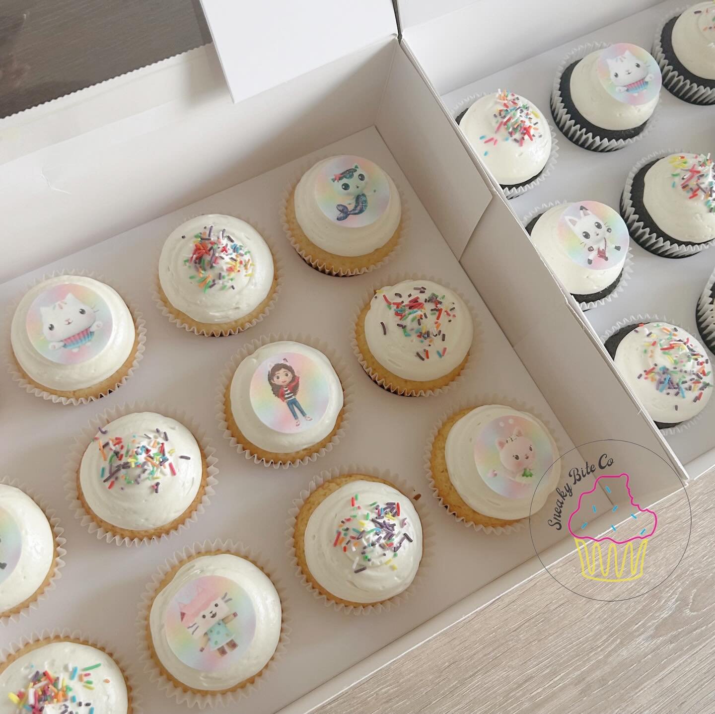 Hey Gabby! Take us to the dollhouse!
Stella got her very own edible Gabby Dollhouse with matching cupcakes.
🎉📦🏡

🎂 White choc mud.
🧁 Vanilla &amp; Chocolate.
* Figures supplied by customer.
.
.
.
.
.
#gabbysdollhousecake #gabbysdollhousecupcakes