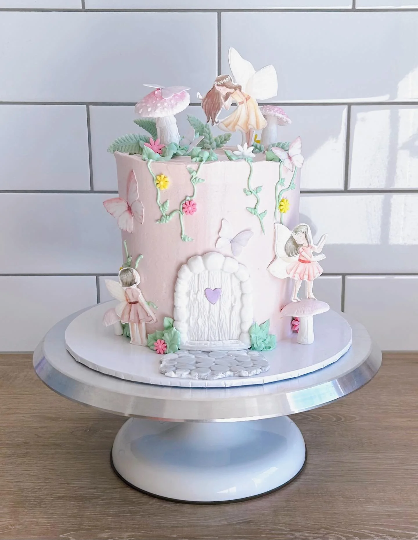 Past the old tree and over the creek. Fairies bring life to a garden. Come take a peek. 🧚🏼&zwj;♀️🚪🪴🦋

🎂 Vanilla
.
.
.
.
.
#fairycake #fairygarden #geelongcakes #teesdalebaker #sneakybiteco