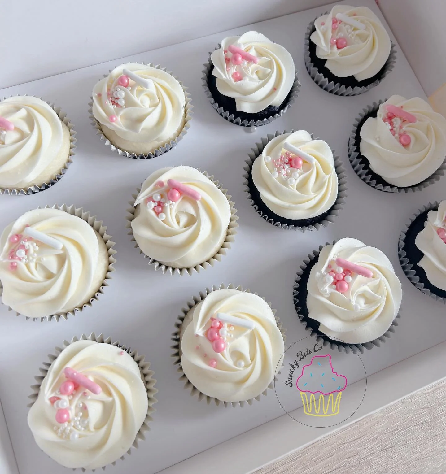 Vegan &amp; No Gluten, chocolate &amp; vanilla cupcakes. White swirl with a touch of pink. 
😙👌🏼💖

.
.
. 
.
.
#vegancupcakes #noglutenbaking #geelongcakes #sneakybiteco #teesdalebaker
