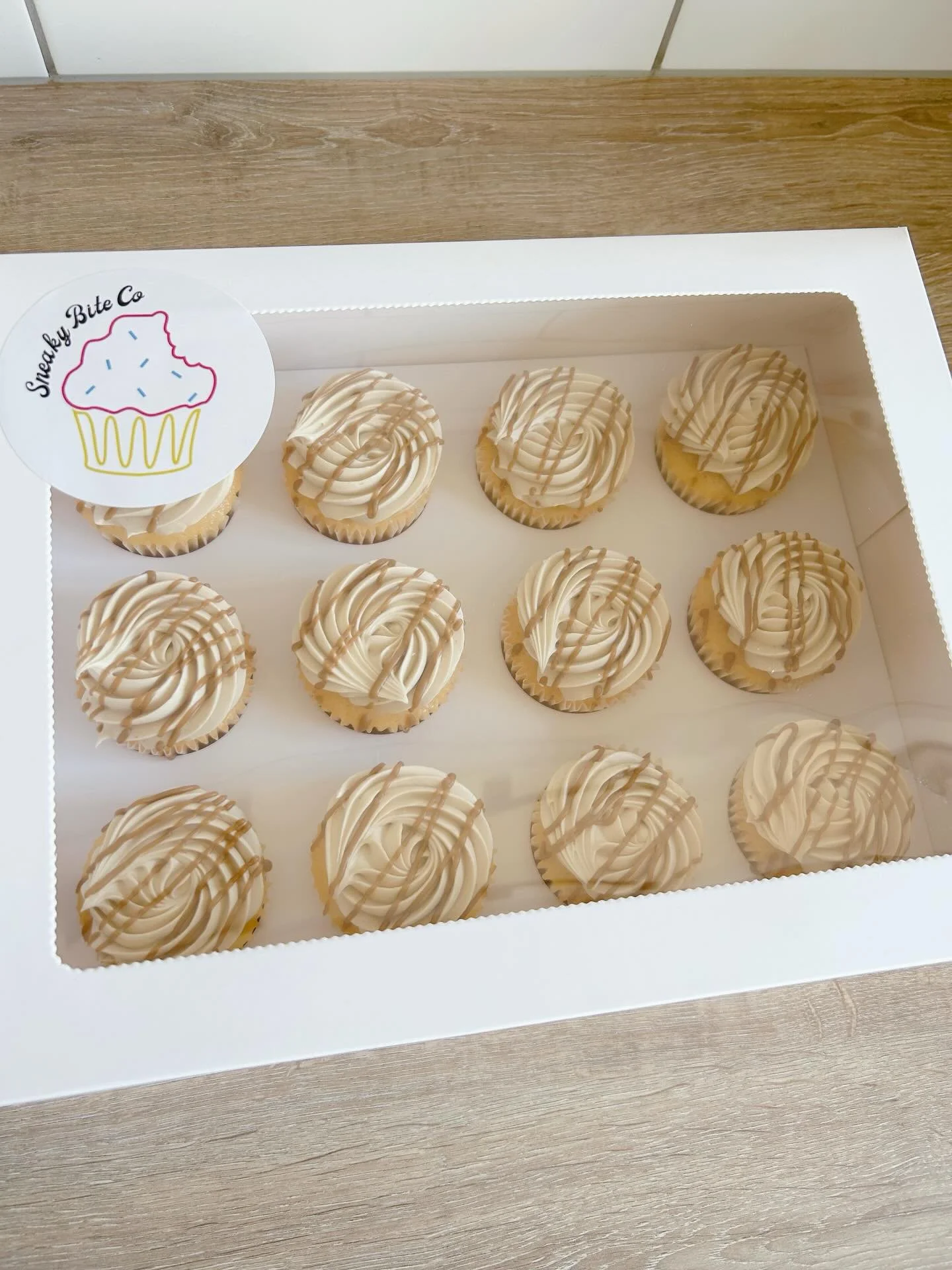 Biscoff filled with drizzled swirls. My absolute fav. 😍🙌🏼🤤
.
.
.
.
.
#biscoffcupcakes #geelongcakes #partycupcakes #teesdalebaker #sneakybiteco