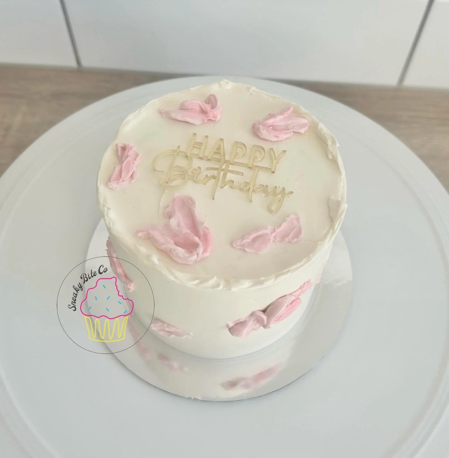 Pink floral, palette knife decorated birthday cake. 🌷

🎂 Chocolate with caramel filling.
.
.
.
.
.
#paletteknifecake #geelongcakes #pinkhighlightcake #teesdalebaker #sneakybiteco