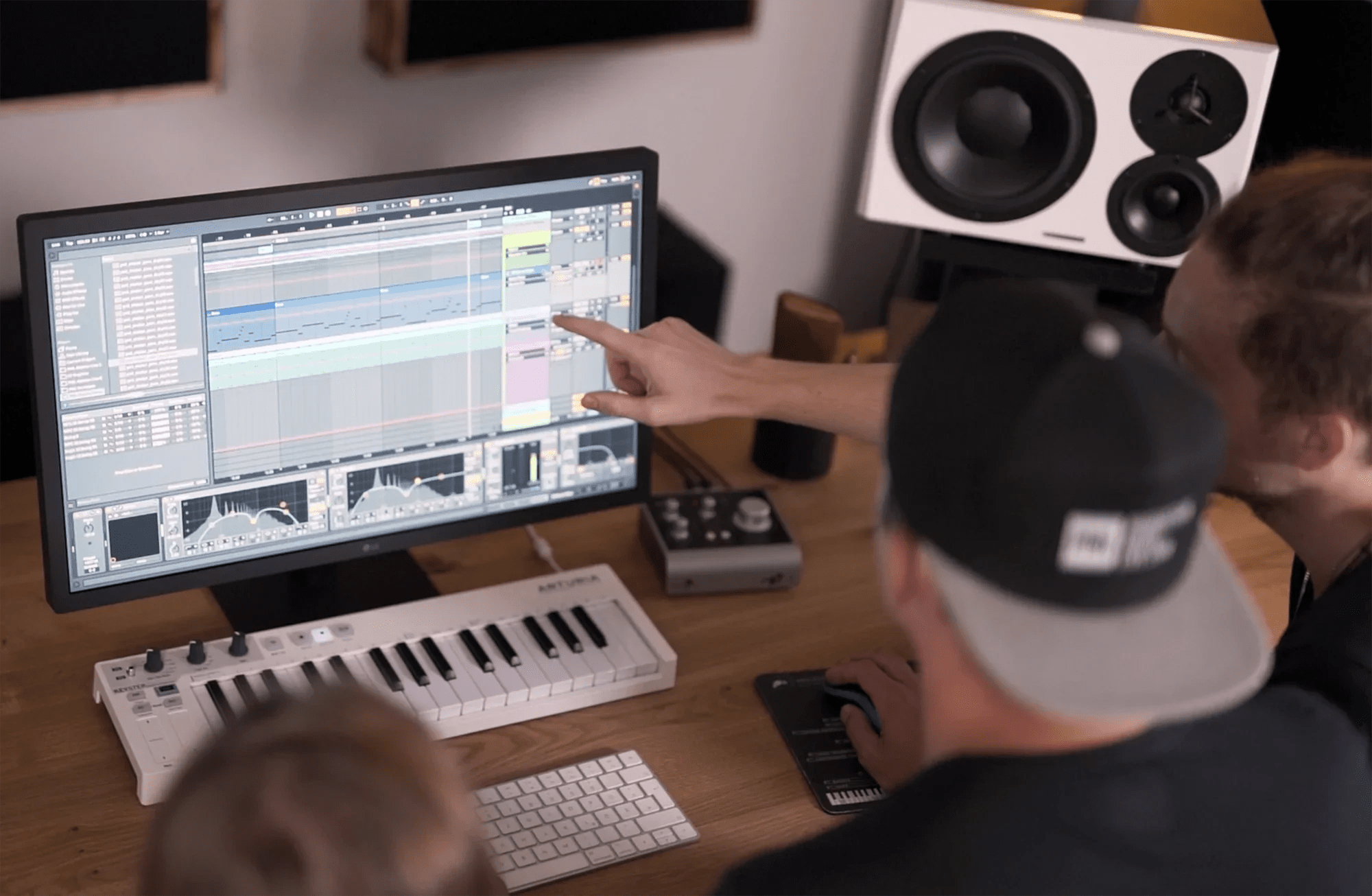 Hur går en professionell musikproduktion till – steg för steg (2026)