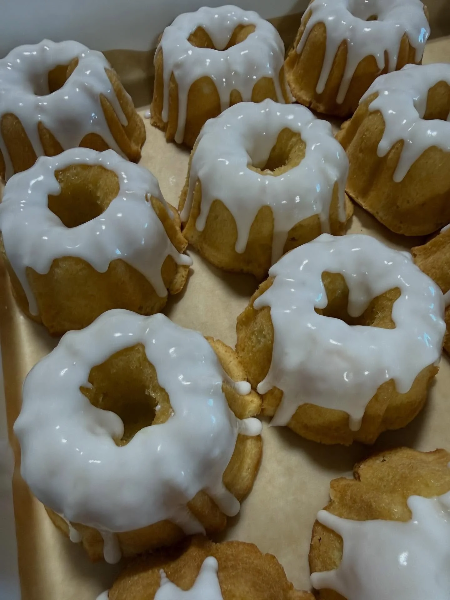 It&rsquo;s peak citrus season. Lemon Bundts and Cara Cara orange scones @apothiccompany today!  Head on over to &ldquo;pick&rdquo; up a few! 🍊🍋 #buildingsilveroakfarm #farmerbaker #livingthedream #citrusseason @visitpetersburgva @pgcountyva @pgfarm