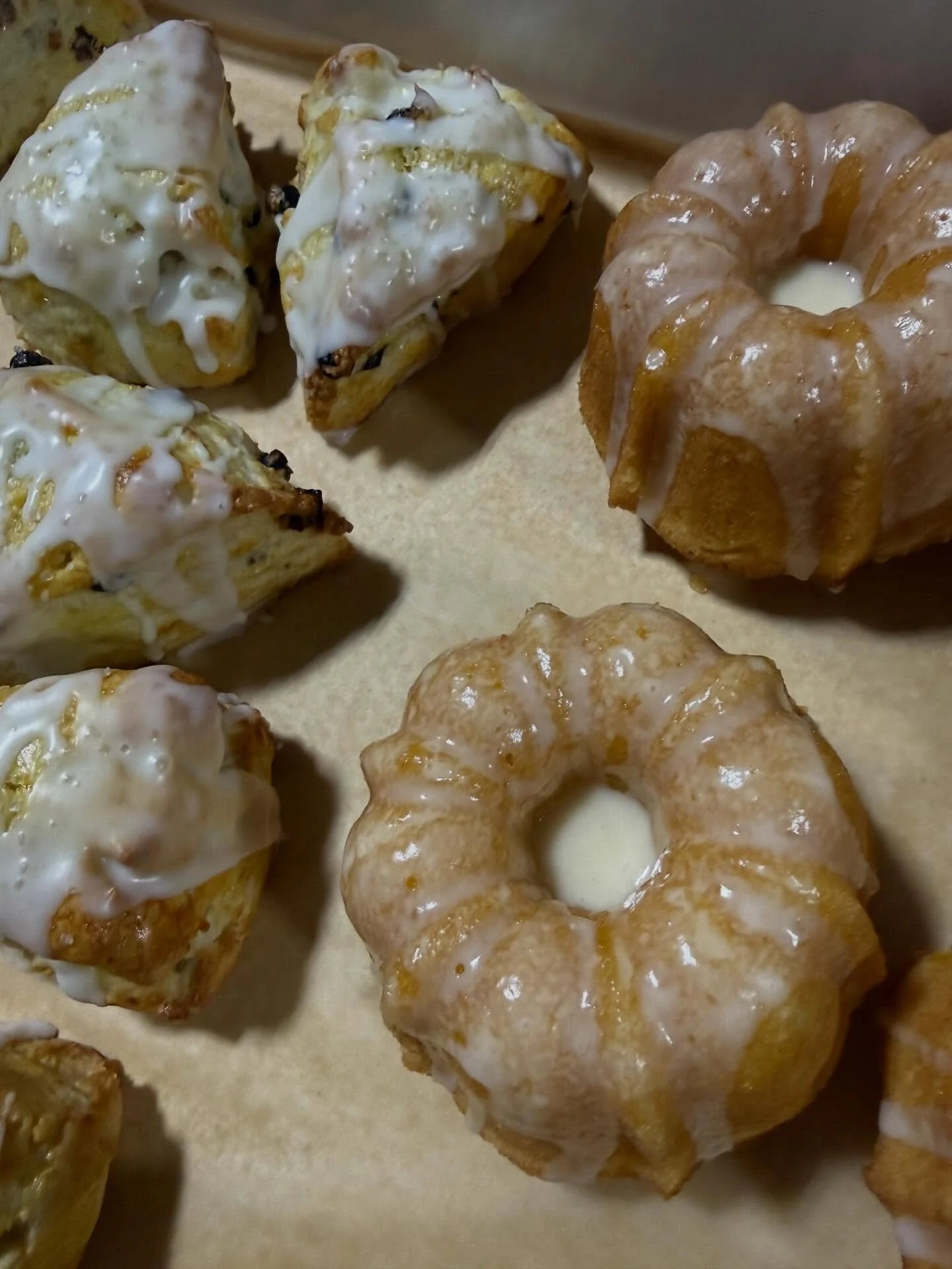 And the citrus continues&hellip; Lemon scones and Cara Cara orange Bundts today. While supplies last at @apothiccompany. 🍊🍋 #buildingsilveroakfarm #livingthedream #farmerbaker @pgcountyva @visitpetersburgva @pgfarmersmarket @vafarmbureau