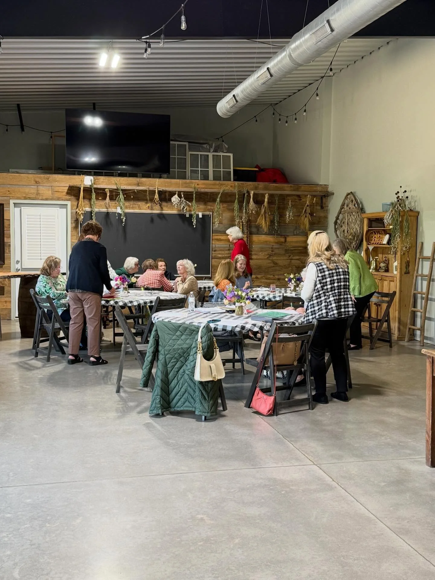 Welcome to the Appomattox Garden Club. What a beautiful day to have this great group at @silver.oak.farm. 💐💕 @pgcountyva @pgfarmersmarket @visitpetersburgva @hopewellva @vafarmbureau