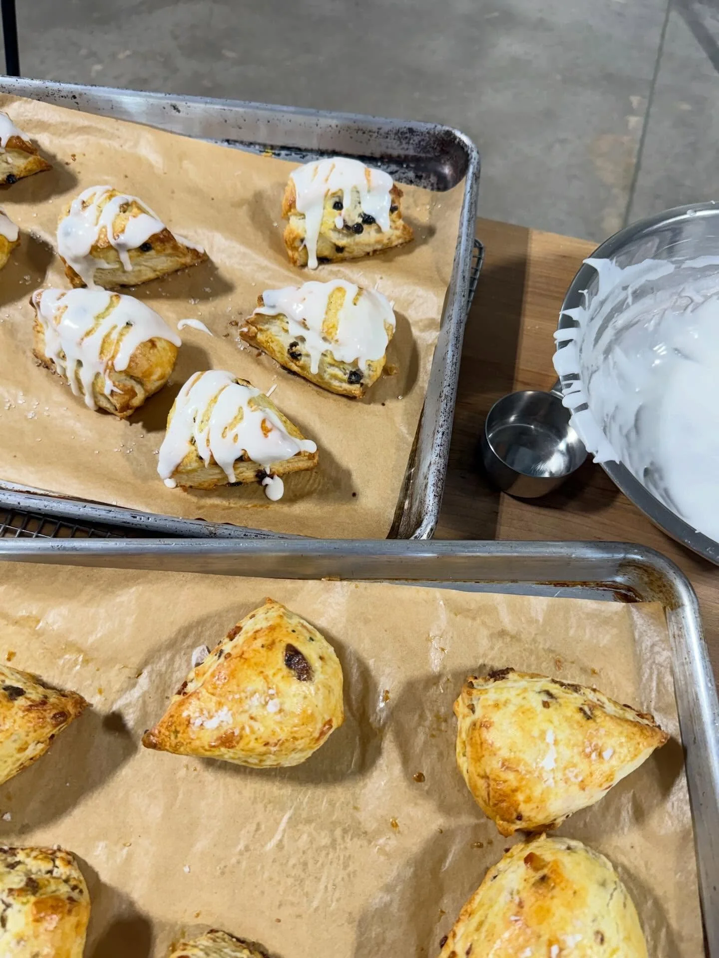 Silver Oak Farm scones. Lemon|blueberry and Bacon|cheddar|chive. Scoop one up at the @apothiccompany this morning before they&rsquo;re all gone!  #livingthedream @pgcountyva @visitpetersburgva @vafarmbureau