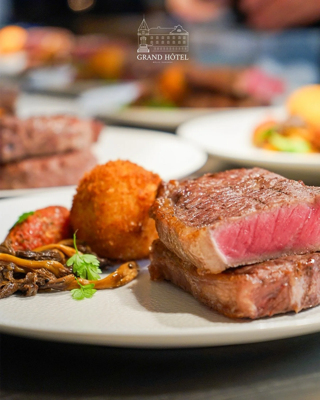 D&auml;r avsikt m&ouml;ter hantverk och varje tallrik speglar diskret elegans.

Boka ditt bord redan idag.
.
.
.
#GrandHotelM&ouml;lle #FineDining #M&ouml;lleMoments #TasteOfLuxury #SwedishCuisine #SeasideDining #ScandinavianCharm
