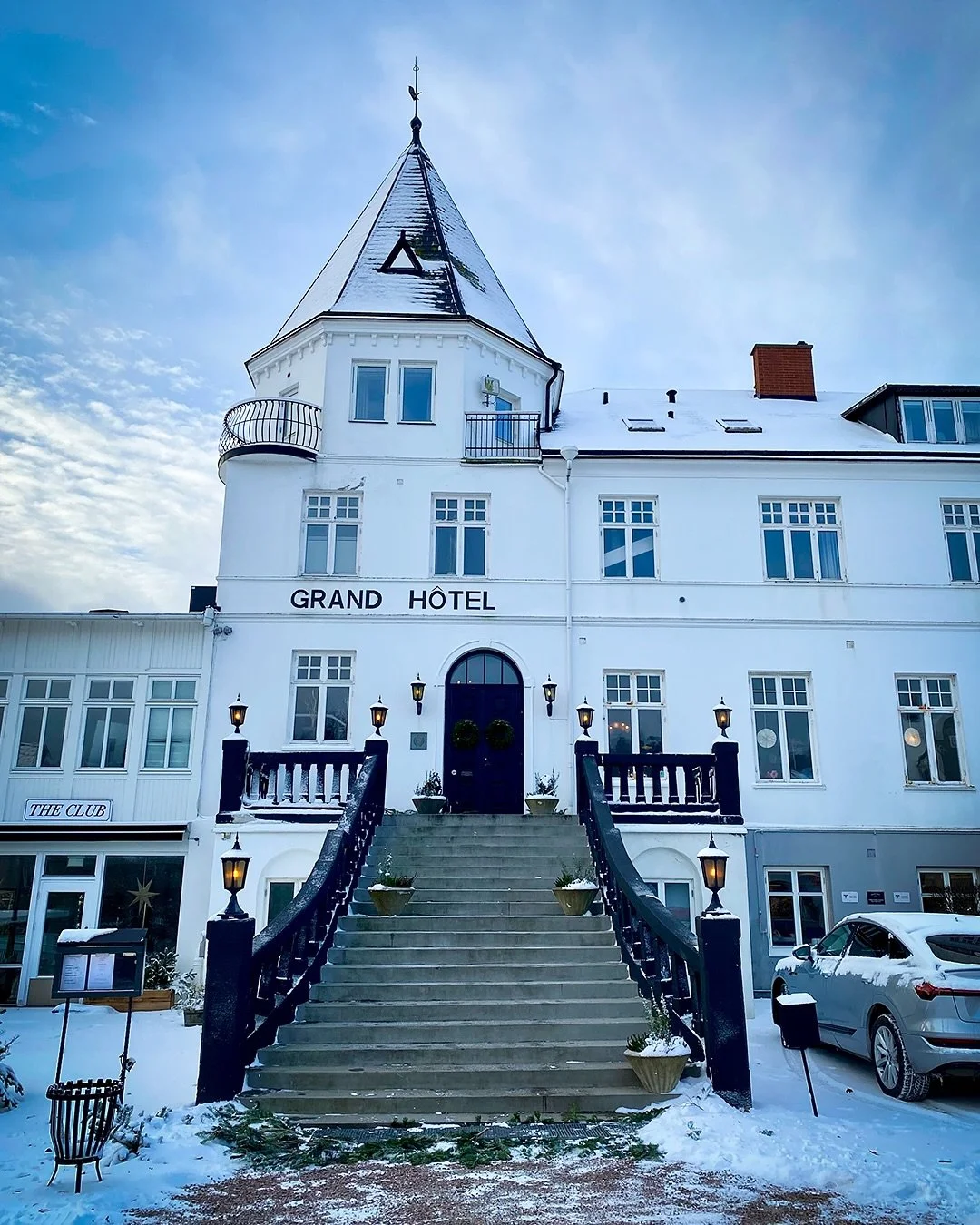 The season may be cold, but the welcome is always warm.🤍

Stay in the heart of winter&rsquo;s charm at Grand Hotel M&ouml;lle.
.
.
.
#GrandHotelM&ouml;lle #SeasonOfCalm #CoastalWinter #M&ouml;lleMoments #ScandinavianCharm #WinterEscape