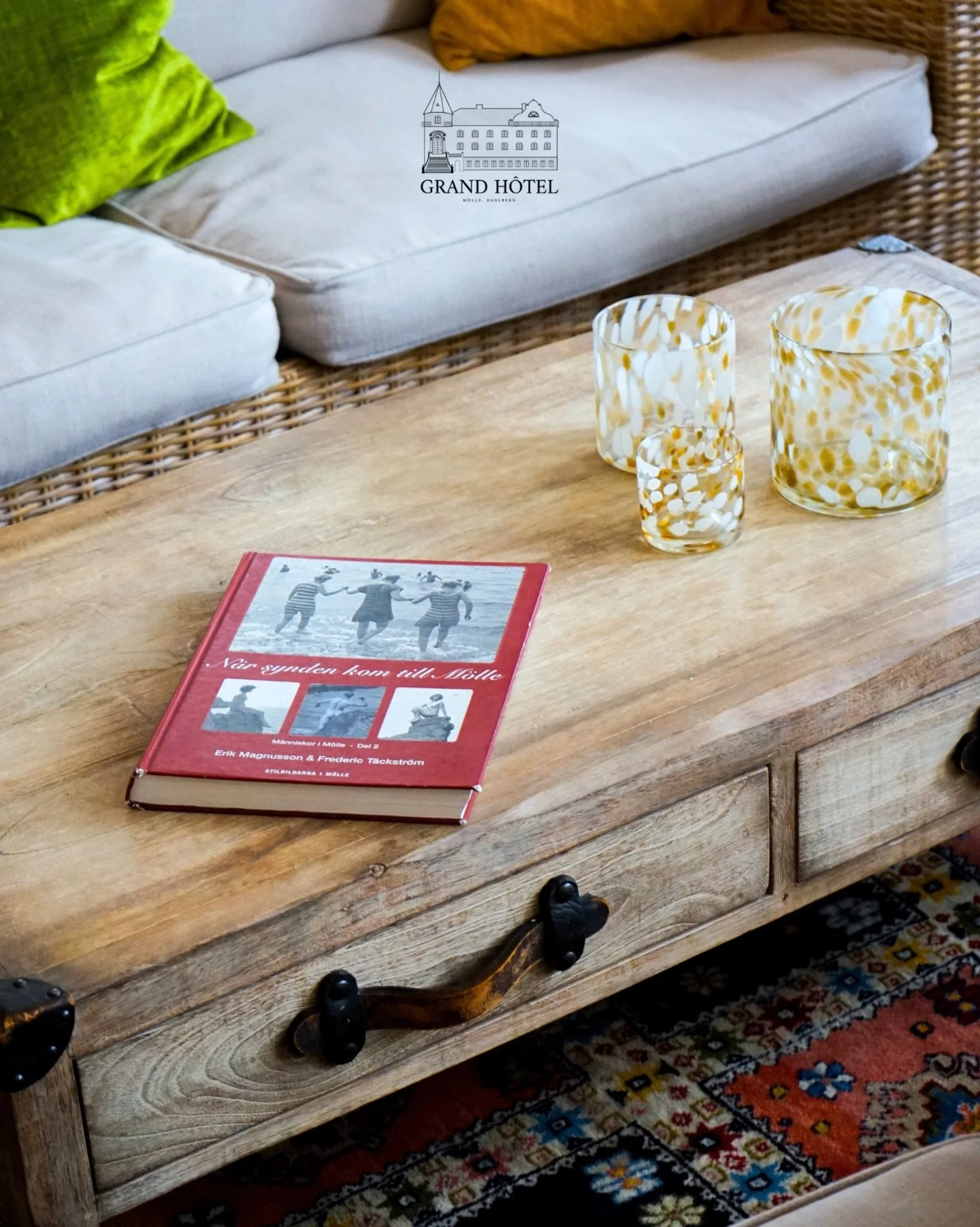 Inb&auml;ddad i v&auml;rme, omgiven av stil.
.
.
.
.
#GrandHotelM&ouml;lle #ScandinavianLuxury #LuxuryLifestyle #WinterVibes #CozyElegance StylishLiving WinterComfort Sweden Molle