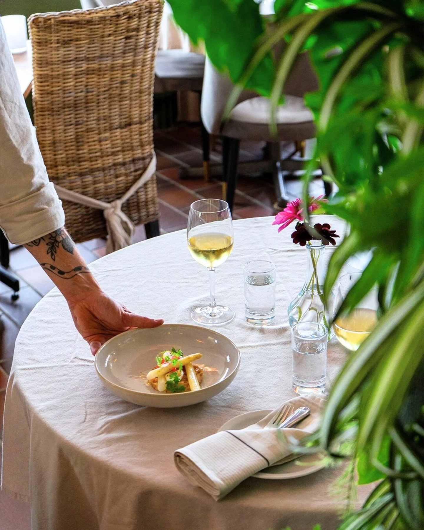 Ett bord skapat f&ouml;r l&aring;ngsam och avkopplande middag.
F&ouml;lj med oss p&aring; middag.
.
.
.
.
#GrandHotelMolle #MolleSweden #SwedenHotels #LuxuryHotelSweden #BoutiqueHotelSweden