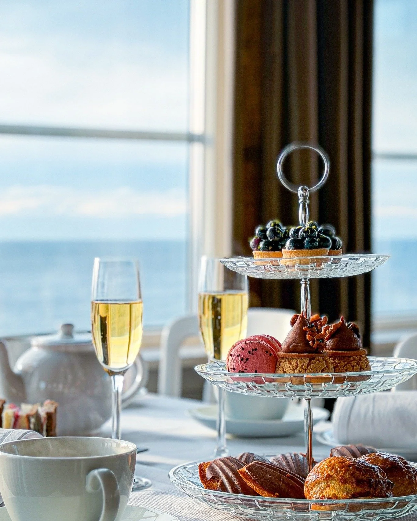 ☕🍰 Afternoon Tea p&aring; Grand Hotel M&ouml;lle 🍰☕
S&ouml;ndagar &auml;r till f&ouml;r njutning ✨
Fr&aring;n och med 8 mars dukar vi upp en klassisk Afternoon Tea &ndash; fylld med nybakade scones, s&ouml;ta bakverk och noggrant utvalt te i en ele