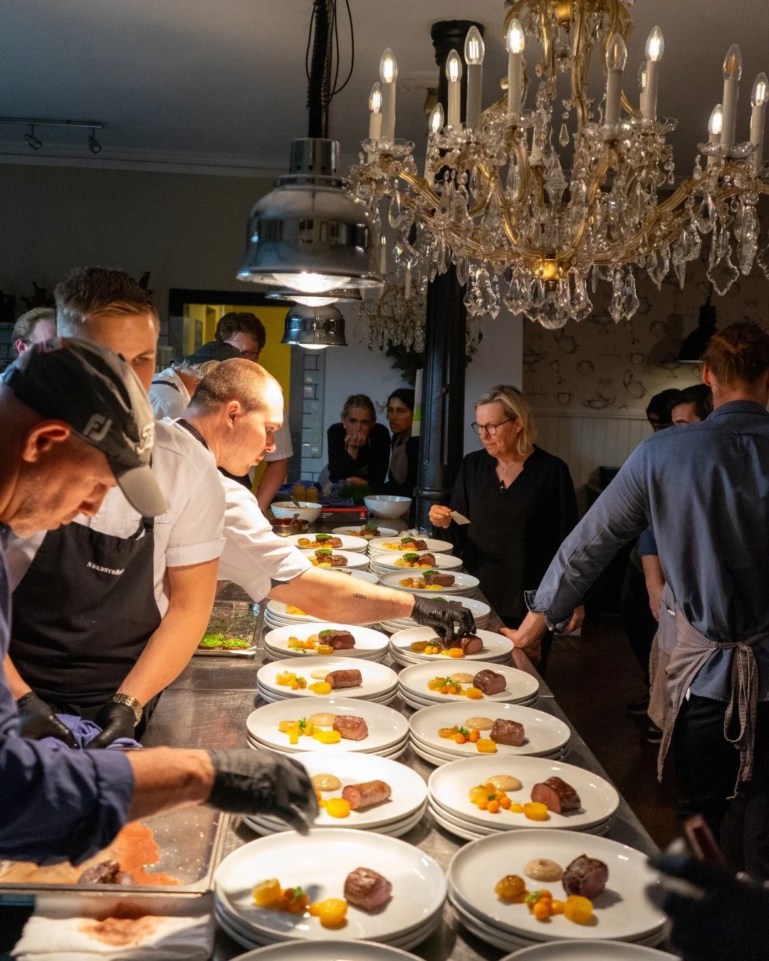 Bakom varje servering, varje detalj och varje upplevelse finns m&auml;nniskor med passion f&ouml;r sitt hantverk 🤍
Fr&aring;n k&ouml;k och bar till dukade bord &ndash; allt g&ouml;rs med omsorg f&ouml;r att ge er en helhetsupplevelse ut&ouml;ver det