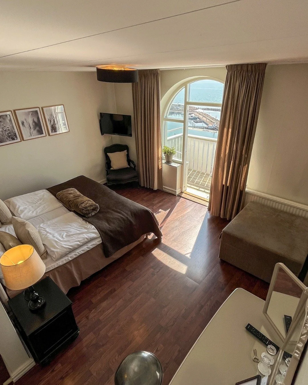 ✨ V&aring;ra rum ✨
 Sk&ouml;na s&auml;ngar, lugn k&auml;nsla och plats att koppla av.
 En bekv&auml;m vistelse vid havet p&aring; Grand Hotel M&ouml;lle.
#grandhotelm&ouml;lle #hotellsk&aring;ne #boendevidhavet #m&ouml;lle #avkoppling