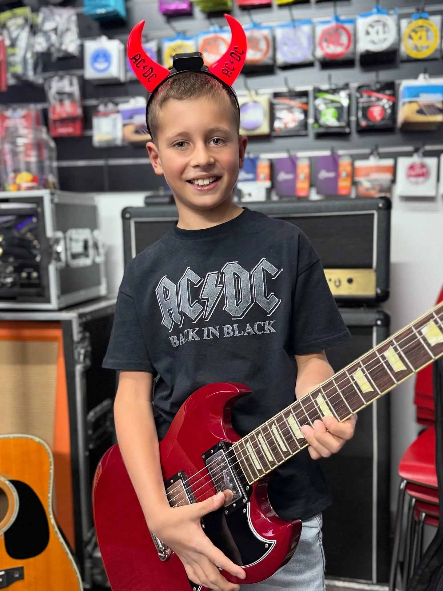 If you can&rsquo;t tell, one of my students Huddo had an absolute blast at AC⚡️DC in Melbourne last night so we just had to break out the SG!
#acdc #angusyoung #gibsonsg #guitarlessons #horshammusic #livemusic
