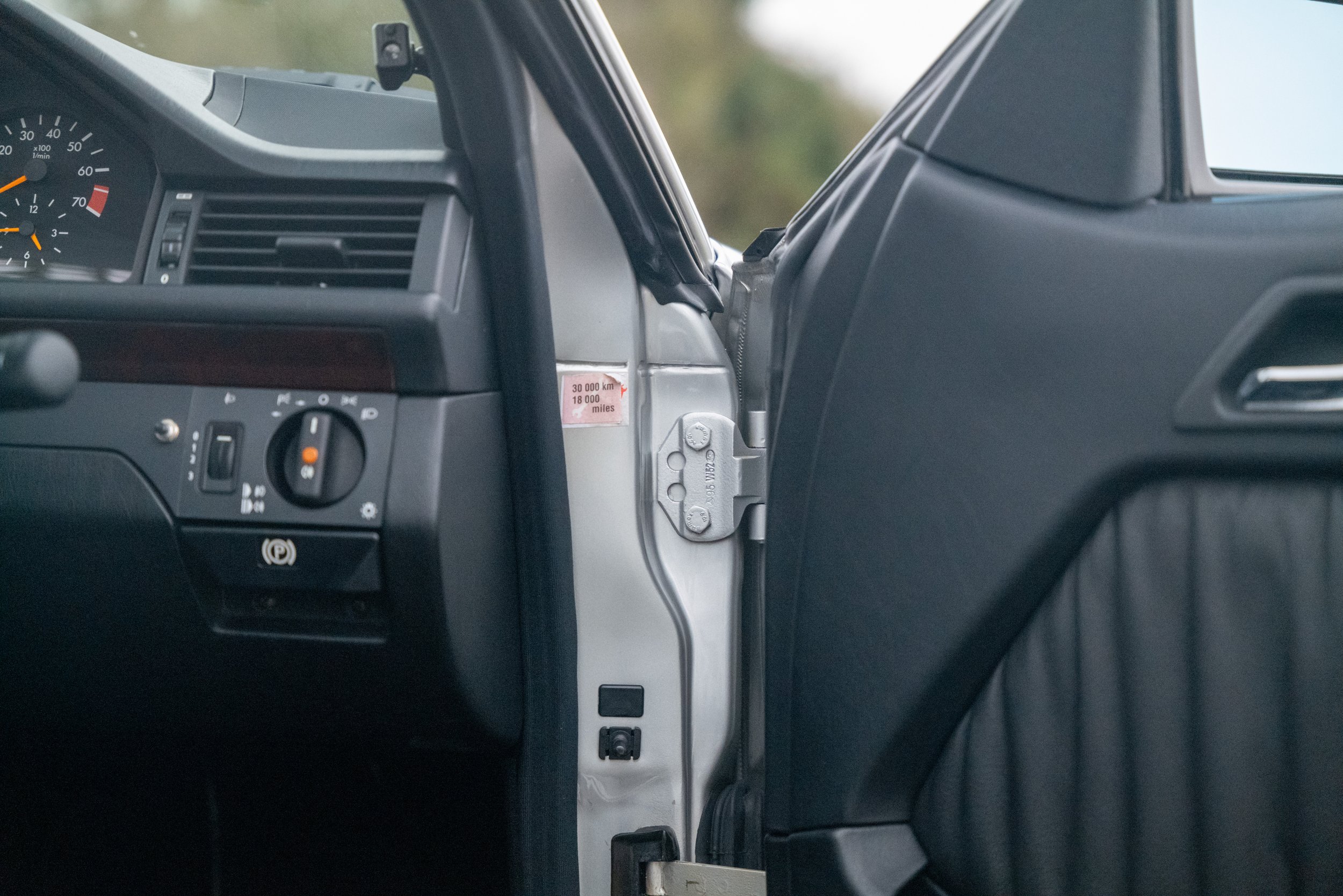 1996 Mercedes E320 Cabriolet - 29 - L1070452.jpg