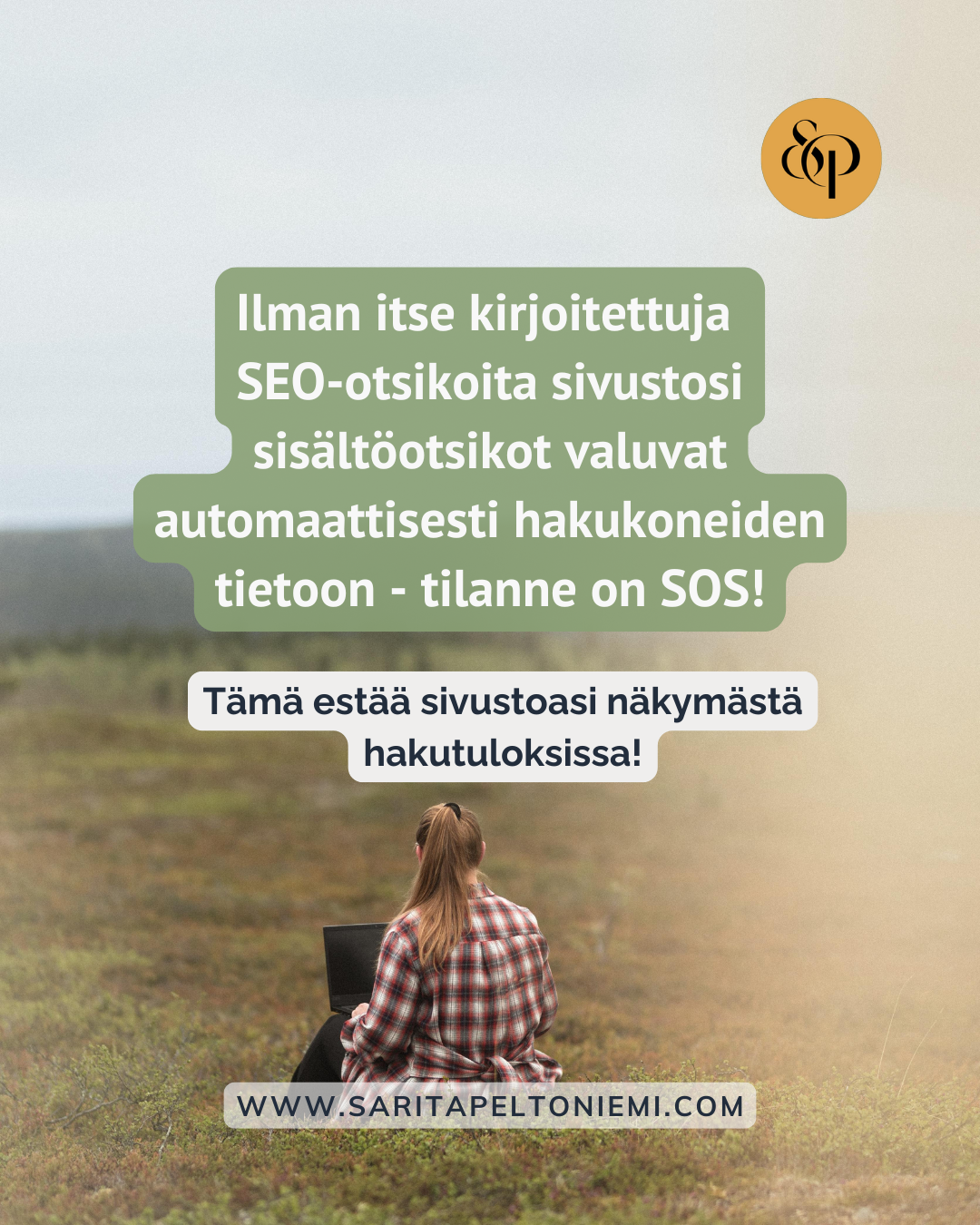 Nainen istumassa tunturimaisemissa läppärin  kanssa. Kuvan päällä teksti "Ilman itse kirjoitettuja  SEO-otsikoita sivustosi sisältöotsikot valuvat automaattisesti hakukoneiden tietoon - tilanne on SOS!Tämä estää sivustoasi näkymästä hakutuloksissa!"