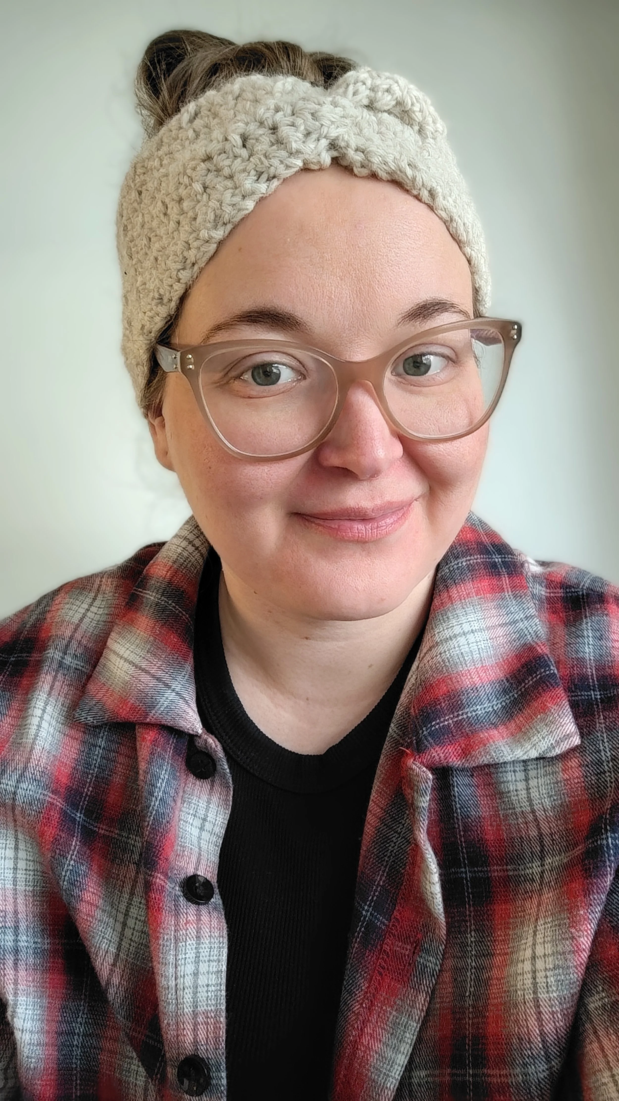SEO-osaaja Sarita Peltoniemi hymyilee kameralle.